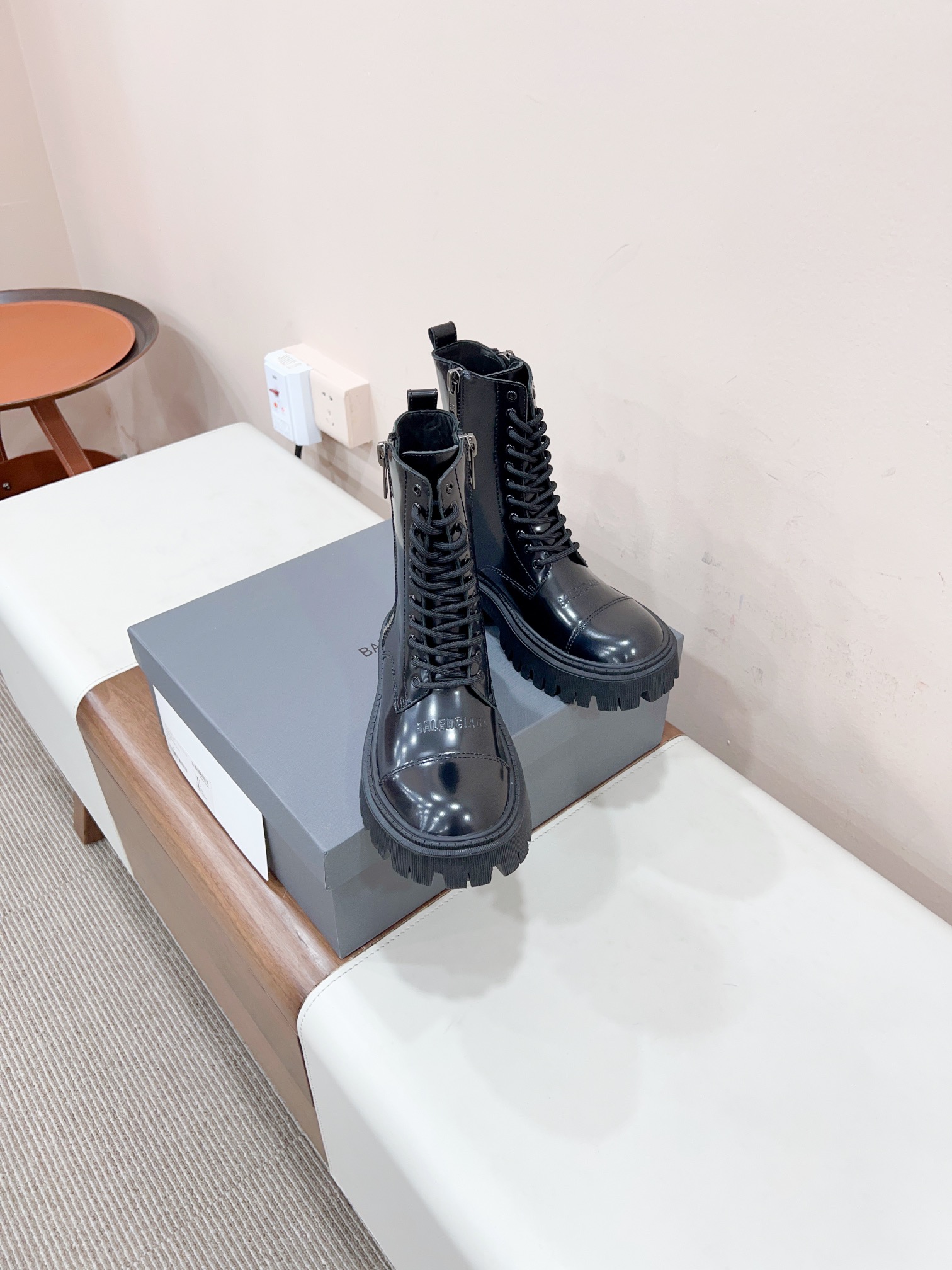 NO:629999,Certified 25 2025/Autumn/Winter Balenciag Textured Black Soul Thick-soled Strap Series The latest Xiaobai style with plain retro style. The shoes are very plain and the tone is in a straight line. The more monotonous it is, the higher the requirements for materials and craftsmanship. The Y version is purchased and reproduced in Europe. Imported matte open edge beads are used to make the fabric. Collapsed logo with banner stamping. Cool lining and toes are made of matte cowhide with strong texture.  The tire soles made from the Y version mold have quite a motorcycle style that can't be beaten. It is also easy to match the upper and lower feet. The height is 4.5CM in the front and 6CM in the back: 35-40: extremely cost-effective, no bargaining. Boots, loafers, balenciaga, loafers, boots, cowhide19860909已认证25 2025/秋冬 Balenciag 巴黎世 质感黑魂厚底绑带系列 最新小白同款素面复古风格 鞋子很素 基调成直线 越是往往单调 越是对材料和工艺要求巨高 Y版欧洲购入复刻 进口哑光面开边珠做面料 配合横幅钢印塌陷Logo 酷内里与踮脚均采用哑光牛皮 硬朗质感强 Y版模具出炉的轮胎鞋底 蛮有踢不烂机车风格 上脚也hend好搭配 高度前4.5CM 后6CM : 35-40 :  极致性价比,不议价.,靴子乐福鞋,balenciaga,loafers,boots,cowhide,Women's Shoes