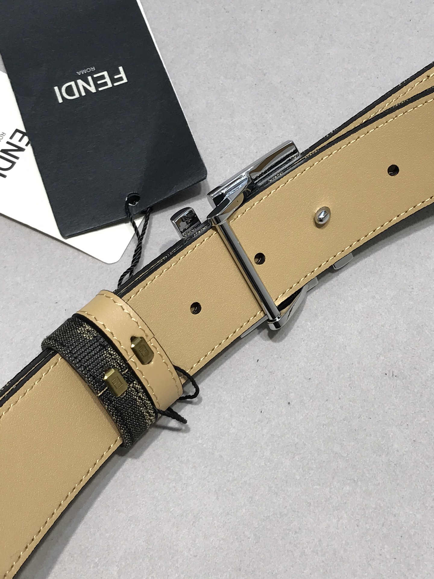 💯💯配送专柜包装 打孔针  宽35 MM，原版提花FF棕色织物皮带，纯手工包边 ，搭配原单钌钯电镀F扣，