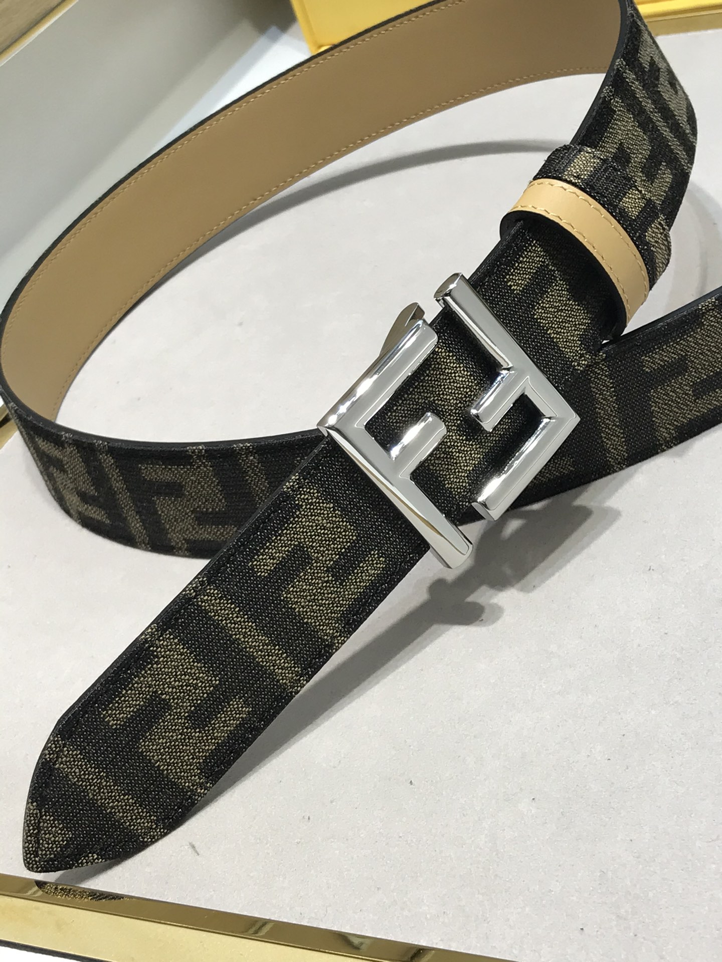 💯💯配送专柜包装 打孔针  宽35 MM，原版提花FF棕色织物皮带，纯手工包边 ，搭配原单钌钯电镀F扣，