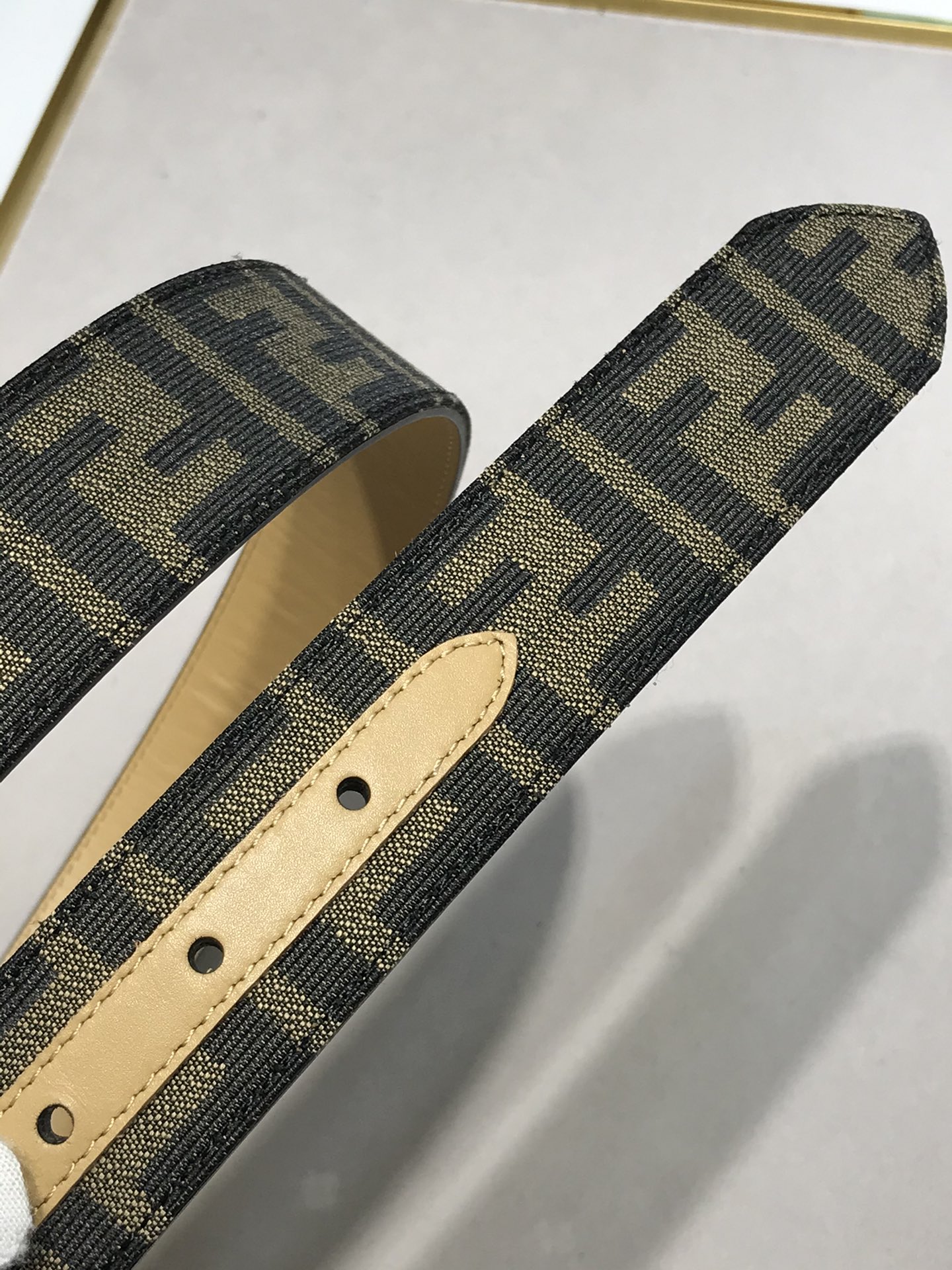 💯💯配送专柜包装 打孔针  宽35 MM，原版提花FF棕色织物皮带，纯手工包边 ，搭配原单钌钯电镀F扣，