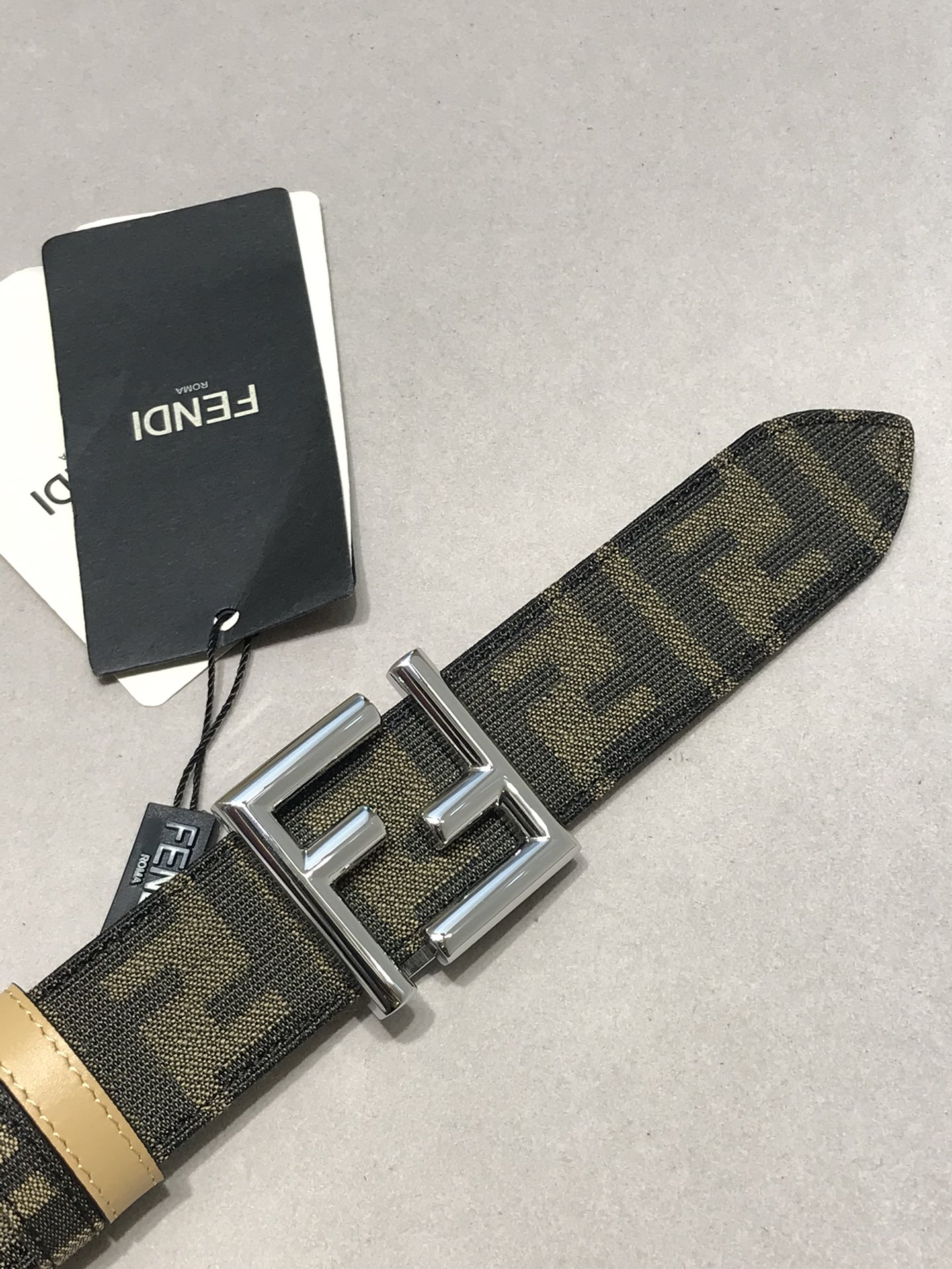 💯💯配送专柜包装 打孔针  宽35 MM，原版提花FF棕色织物皮带，纯手工包边 ，搭配原单钌钯电镀F扣，