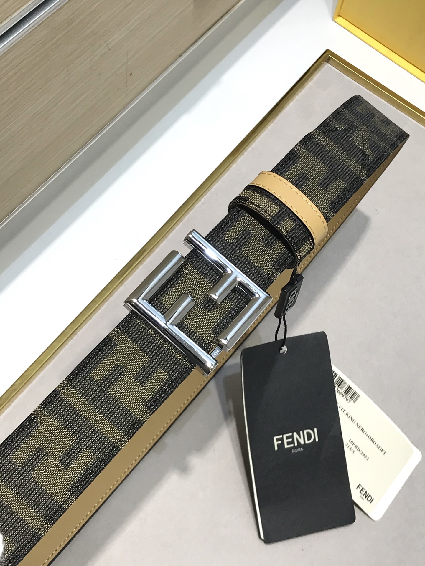 💯💯配送专柜包装 打孔针  宽35 MM，原版提花FF棕色织物皮带，纯手工包边 ，搭配原单钌钯电镀F扣，