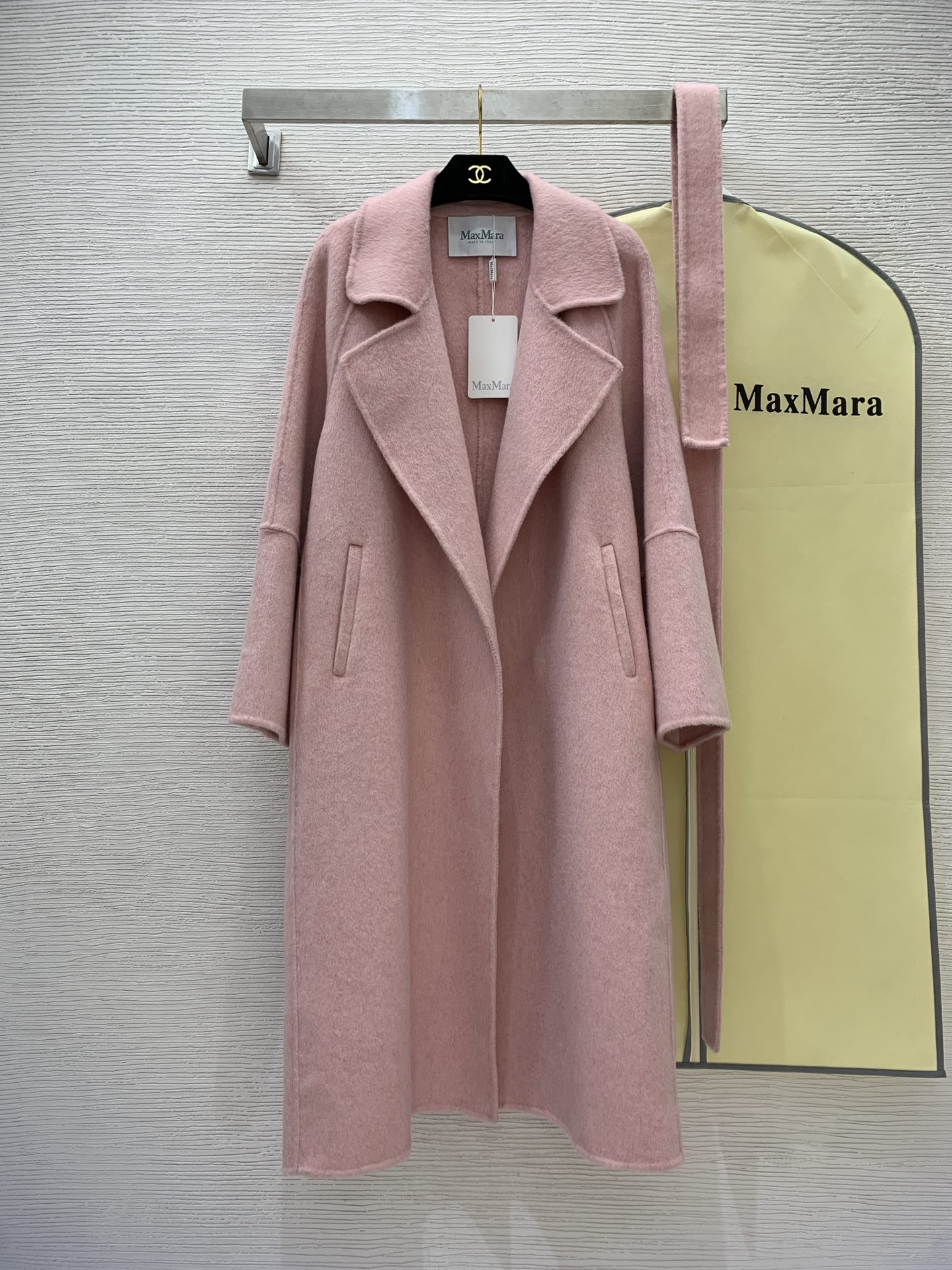 NO:517230,With dust bag model number G23100598 MaxMar* new M home explosive version super hot high-end custom wool blend long-wool new fabric, cuff splicing design, large lapel without buckle placket paired with belt waist slimming mid-length coat jacket + free dust bag!  Ony white, pink, charcoal black, (M size bust 124, rotator sleeve length 69, garment length 110), Jackets & coats, alexander wang19860909配防尘袋款号G23100598 MaxMar*新款M家爆版超火高端定制羊毛呢混纺长毛新型面料、袖口拼接设计大翻领无扣门襟搭配腰带收腰显瘦中长款大衣外套+赠送防尘袋！米白色、粉色、炭黑色、（M码胸围124,连肩袖长69,衣长110）,,jackets & coats,alexander wang,Women's clothing