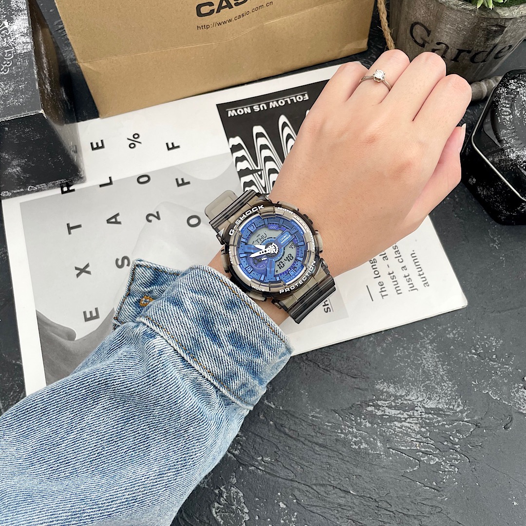 批💰80配盒
G-SHOCK卡西欧手表 最新款 冰蓝精灵 高品质的追求，主要功能：自动LED照明，200米防水，世界时间，倒计时，闹铃，间歇响报，日历.尺寸：男装52mm 全套包装