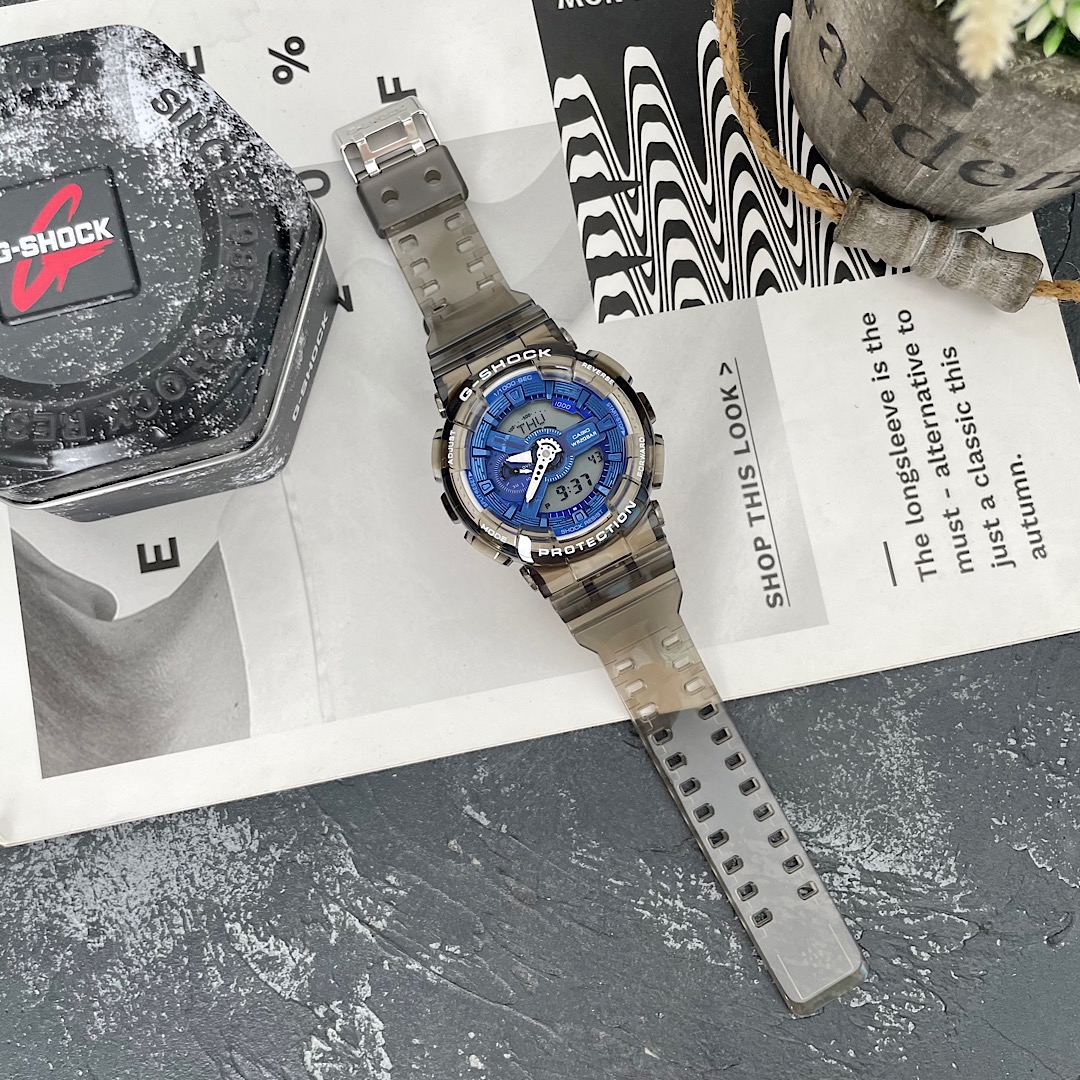 批💰80配盒
G-SHOCK卡西欧手表 最新款 冰蓝精灵 高品质的追求，主要功能：自动LED照明，200米防水，世界时间，倒计时，闹铃，间歇响报，日历.尺寸：男装52mm 全套包装