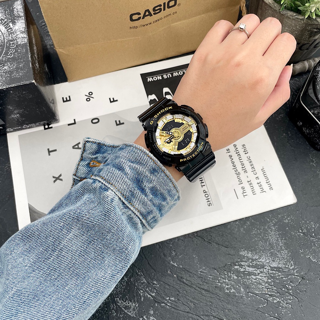 批💰80配盒
G-SHOCK卡西欧手表 最新款 新配色黑金款 高品质的追求，主要功能：自动LED照明，200米防水，世界时间，倒计时，闹铃，间歇响报，日历.尺寸：男装52mm 全套包装