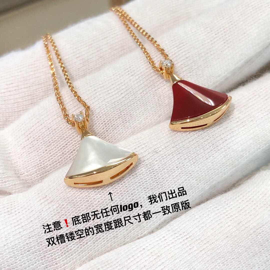 批发价💰135
Bvl@ri  Diva天然石小裙子项链，B家经典款～
我们出品超完美品相，版型、链条、细节、弧度，全网最nb版本，欢迎货比✅ 挑选超5A极品天然石，光泽感强，石头是精雕的最大限度减少缝隙，无任何凸起，侧面石头与金属部分是平滑的，大牌电镀色～ 口碑款❗️独家定制菱形切割闪光链条，自带真金视觉感的闪亮亮✨