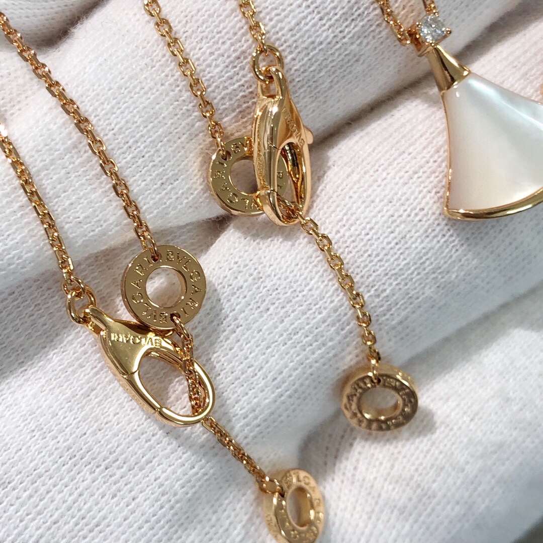 批发价💰135
Bvl@ri  Diva天然石小裙子项链，B家经典款～
我们出品超完美品相，版型、链条、细节、弧度，全网最nb版本，欢迎货比✅ 挑选超5A极品天然石，光泽感强，石头是精雕的最大限度减少缝隙，无任何凸起，侧面石头与金属部分是平滑的，大牌电镀色～ 口碑款❗️独家定制菱形切割闪光链条，自带真金视觉感的闪亮亮✨