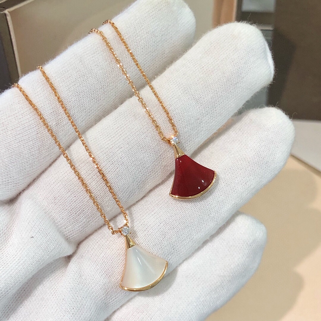 批发价💰135
Bvl@ri  Diva天然石小裙子项链，B家经典款～
我们出品超完美品相，版型、链条、细节、弧度，全网最nb版本，欢迎货比✅ 挑选超5A极品天然石，光泽感强，石头是精雕的最大限度减少缝隙，无任何凸起，侧面石头与金属部分是平滑的，大牌电镀色～ 口碑款❗️独家定制菱形切割闪光链条，自带真金视觉感的闪亮亮✨