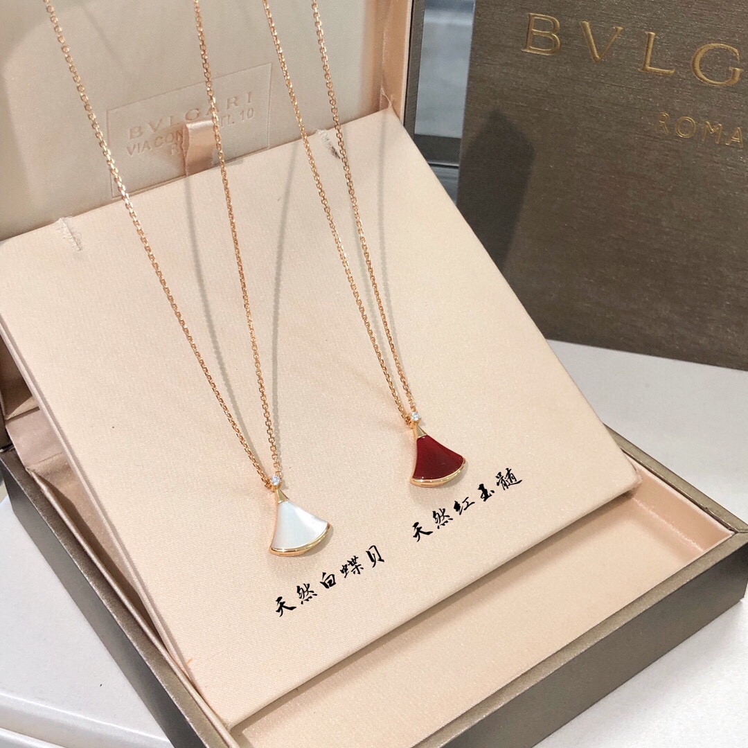 批发价💰135
Bvl@ri  Diva天然石小裙子项链，B家经典款～
我们出品超完美品相，版型、链条、细节、弧度，全网最nb版本，欢迎货比✅ 挑选超5A极品天然石，光泽感强，石头是精雕的最大限度减少缝隙，无任何凸起，侧面石头与金属部分是平滑的，大牌电镀色～ 口碑款❗️独家定制菱形切割闪光链条，自带真金视觉感的闪亮亮✨