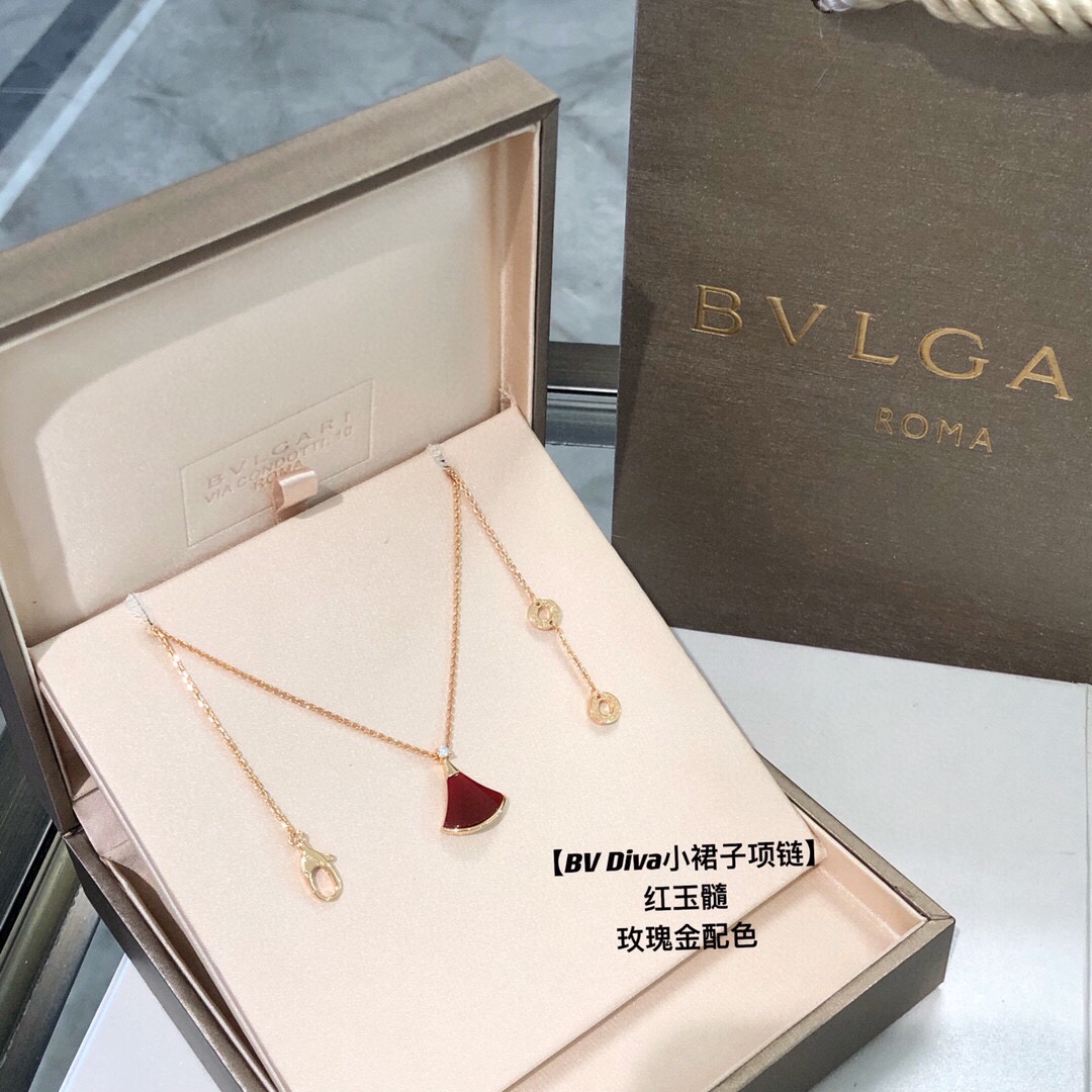 批发价💰135
Bvl@ri  Diva天然石小裙子项链，B家经典款～
我们出品超完美品相，版型、链条、细节、弧度，全网最nb版本，欢迎货比✅ 挑选超5A极品天然石，光泽感强，石头是精雕的最大限度减少缝隙，无任何凸起，侧面石头与金属部分是平滑的，大牌电镀色～ 口碑款❗️独家定制菱形切割闪光链条，自带真金视觉感的闪亮亮✨