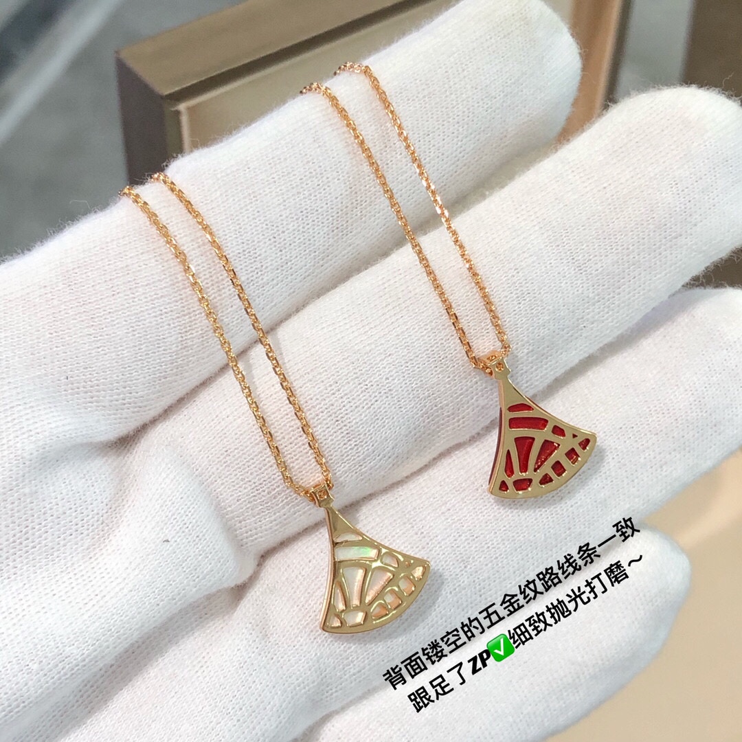 批发价💰135
Bvl@ri  Diva天然石小裙子项链，B家经典款～
我们出品超完美品相，版型、链条、细节、弧度，全网最nb版本，欢迎货比✅ 挑选超5A极品天然石，光泽感强，石头是精雕的最大限度减少缝隙，无任何凸起，侧面石头与金属部分是平滑的，大牌电镀色～ 口碑款❗️独家定制菱形切割闪光链条，自带真金视觉感的闪亮亮✨