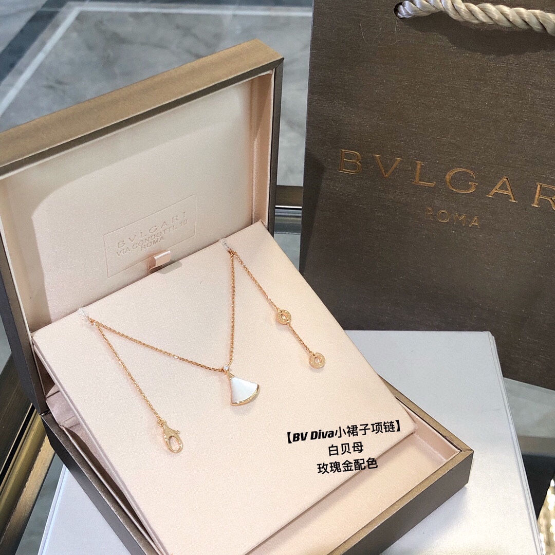 批发价💰135
Bvl@ri  Diva天然石小裙子项链，B家经典款～
我们出品超完美品相，版型、链条、细节、弧度，全网最nb版本，欢迎货比✅ 挑选超5A极品天然石，光泽感强，石头是精雕的最大限度减少缝隙，无任何凸起，侧面石头与金属部分是平滑的，大牌电镀色～ 口碑款❗️独家定制菱形切割闪光链条，自带真金视觉感的闪亮亮✨