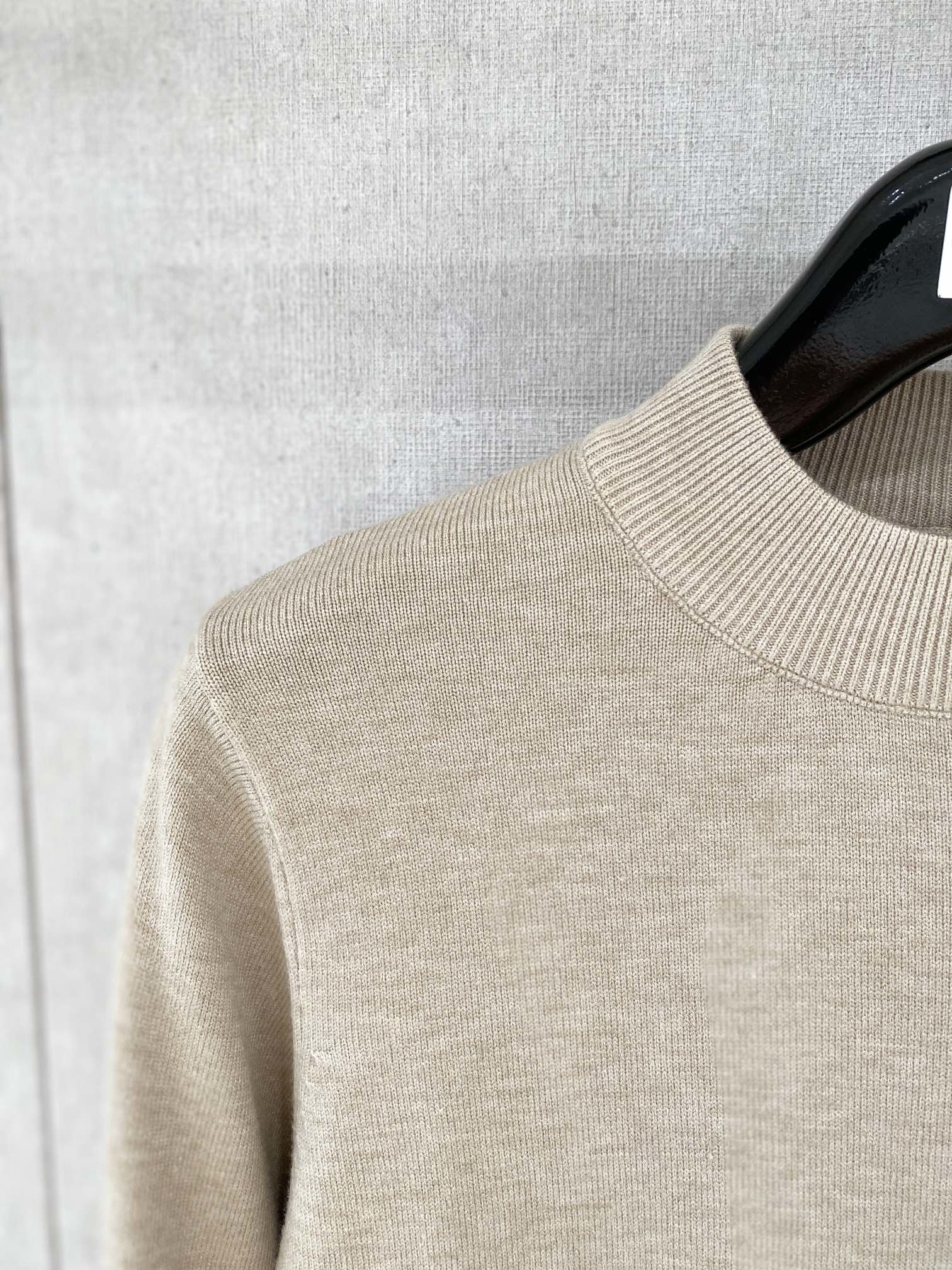 普拉达2023新品羊毛衣具有手感细腻柔软可直接与肌肤接触让暖心的纱线变化出细腻的质感顶级工艺极具特色出彩