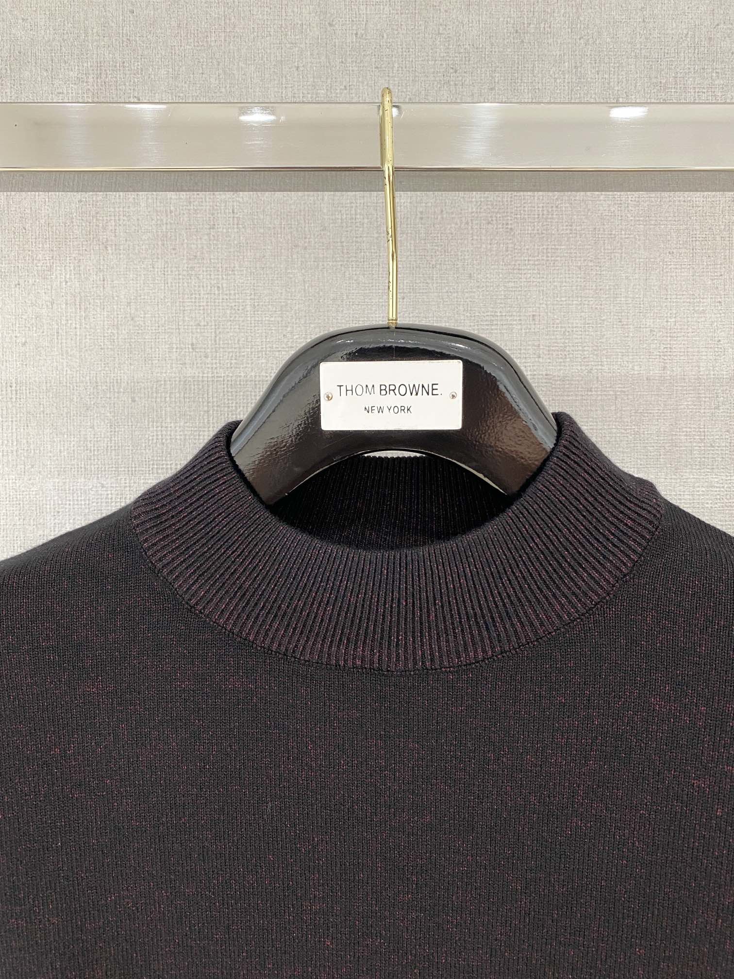 普拉达2023新品羊毛衣具有手感细腻柔软可直接与肌肤接触让暖心的纱线变化出细腻的质感顶级工艺极具特色出彩