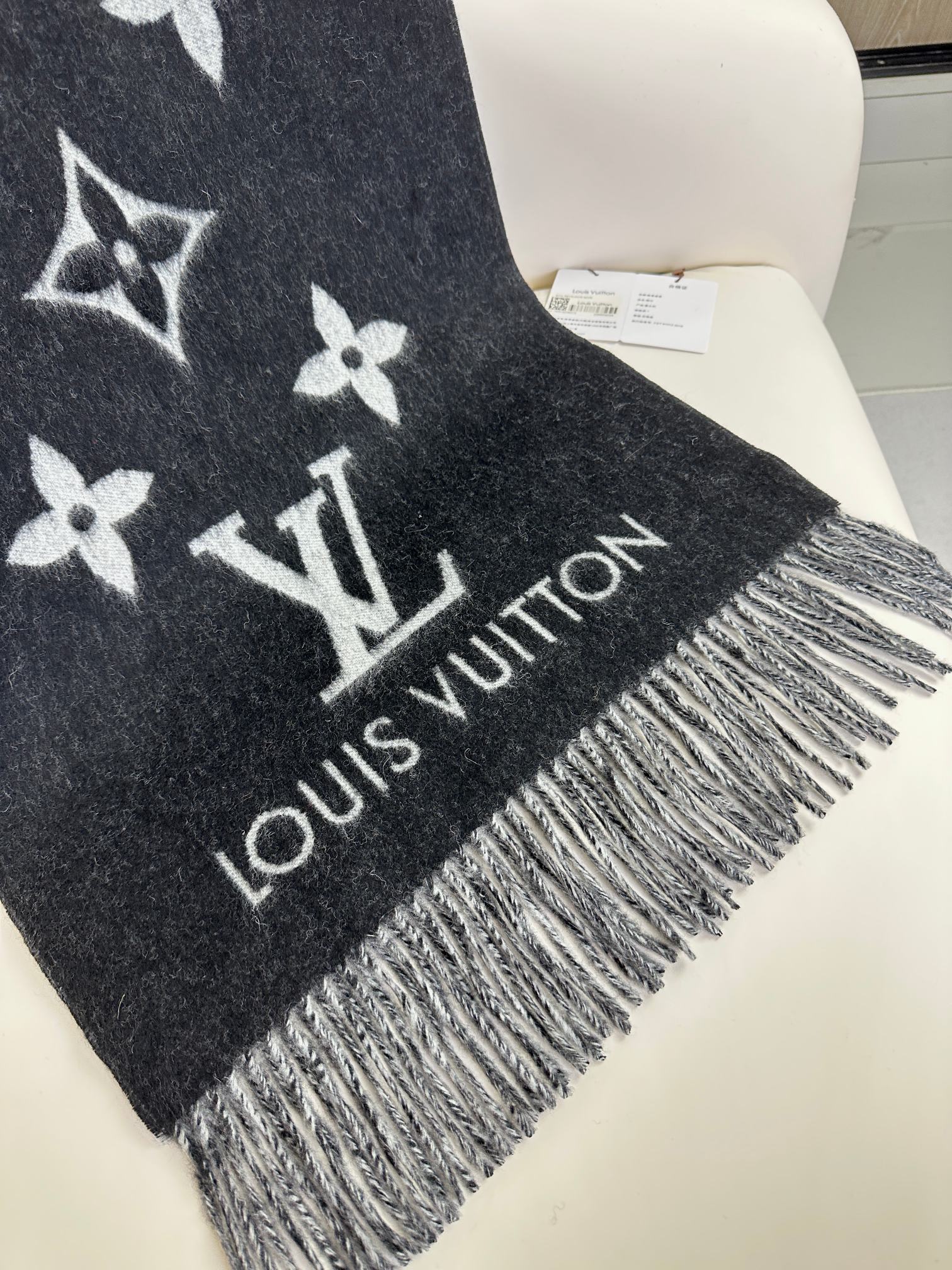 LV 𝑹𝒆𝒚𝒌𝒋𝒂𝒗𝒊𝒌  双面羊绒围巾