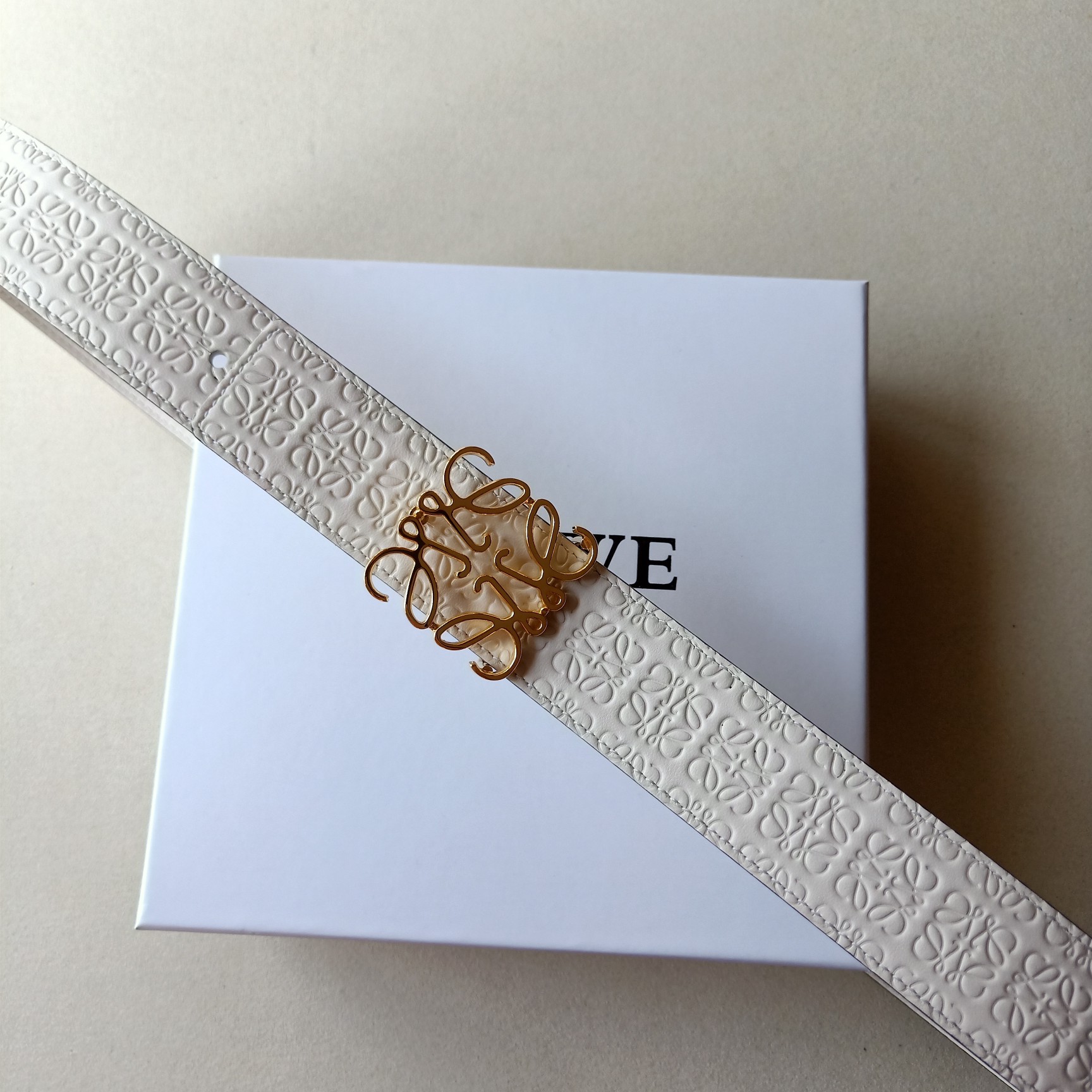 “Loewe: Crafting Practical and Unique Fashion with Excellence and Quality Materials” - 图片 1