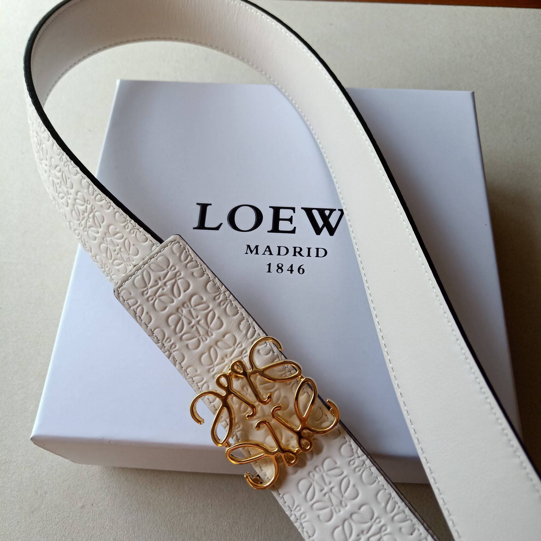“Loewe: Crafting Practical and Unique Fashion with Excellence and Quality Materials” - 图片 2