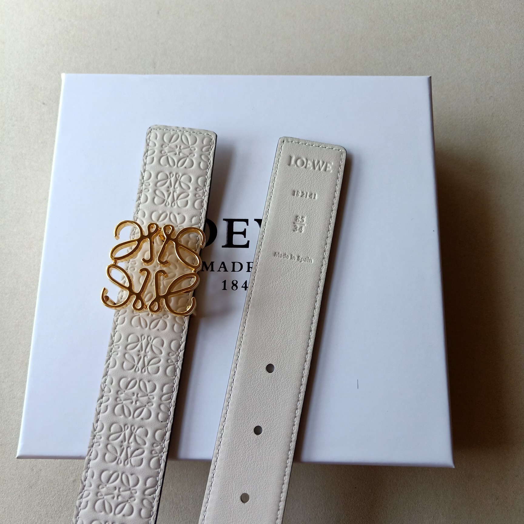 “Loewe: Crafting Practical and Unique Fashion with Excellence and Quality Materials” - 图片 3