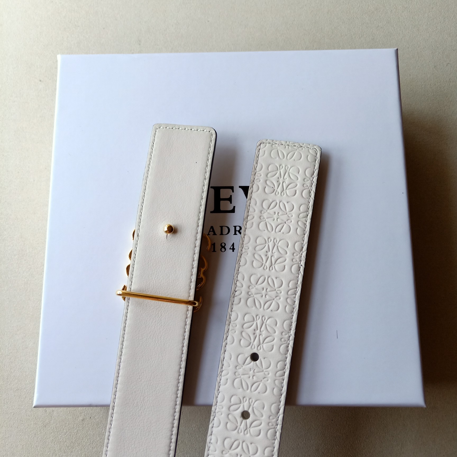 “Loewe: Crafting Practical and Unique Fashion with Excellence and Quality Materials” - 图片 4