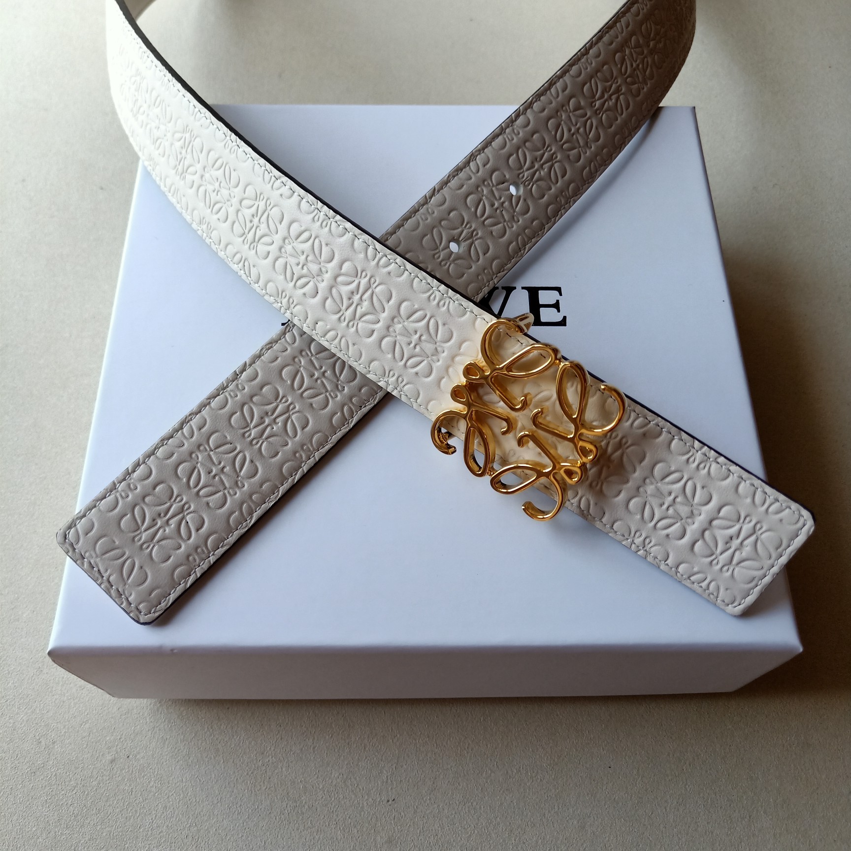 “Loewe: Crafting Practical and Unique Fashion with Excellence and Quality Materials” - 图片 5