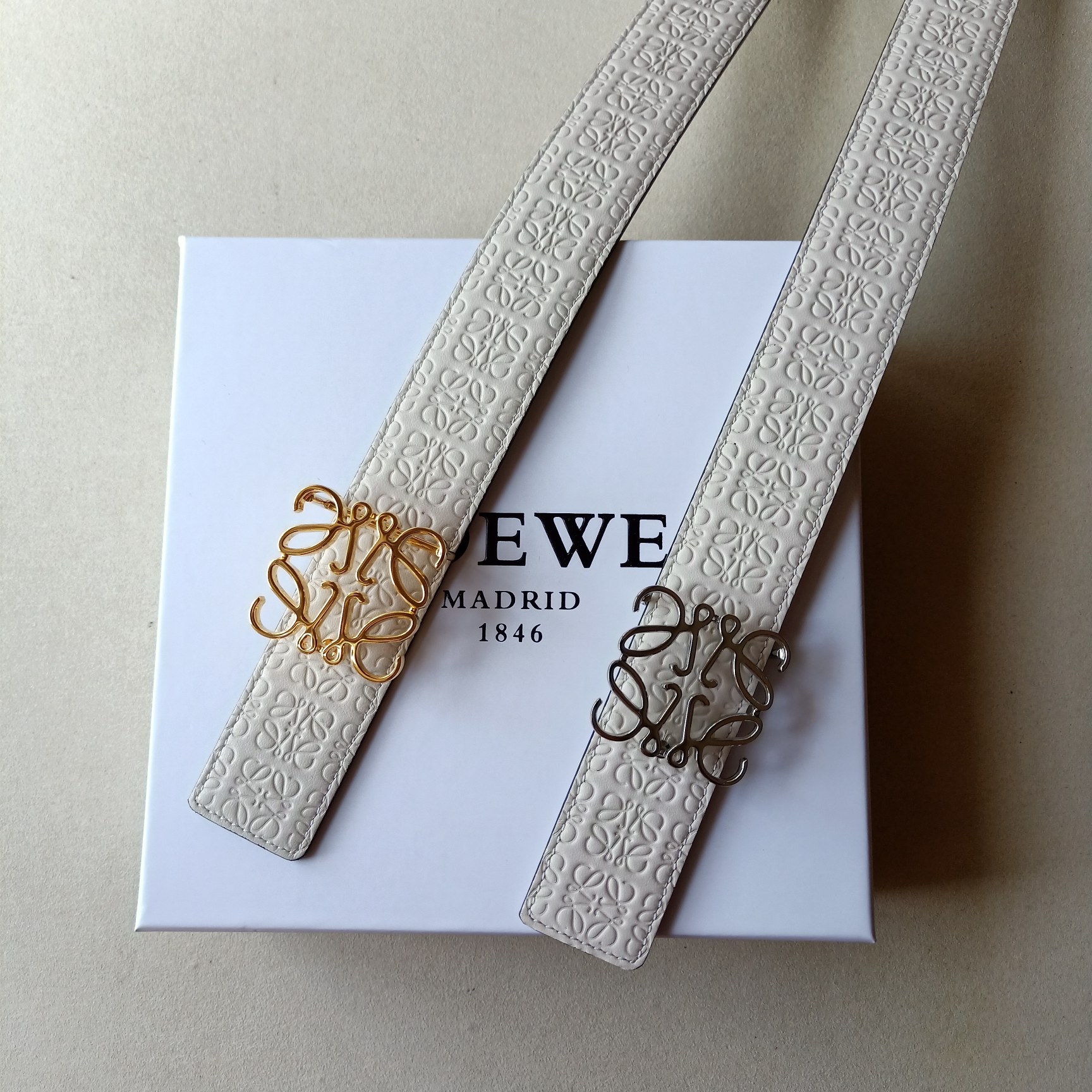 “Loewe: Crafting Practical and Unique Fashion with Excellence and Quality Materials” - 图片 8