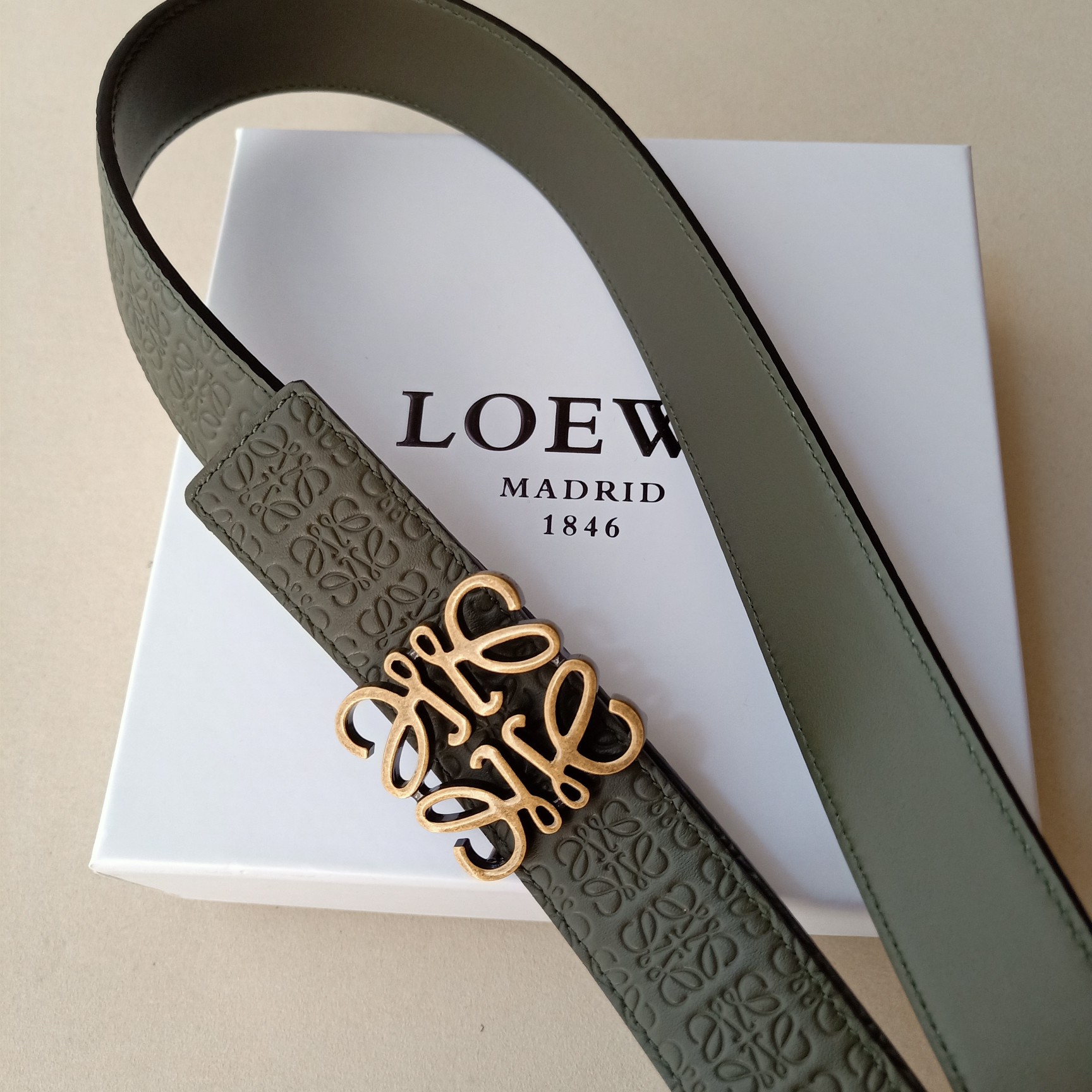 “Loewe: Crafting Practical and Unique Fashion with Excellence and Quality Materials” - 图片 2