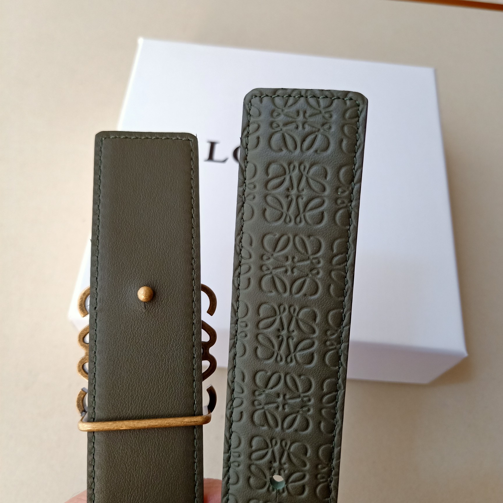 “Loewe: Crafting Practical and Unique Fashion with Excellence and Quality Materials” - 图片 4