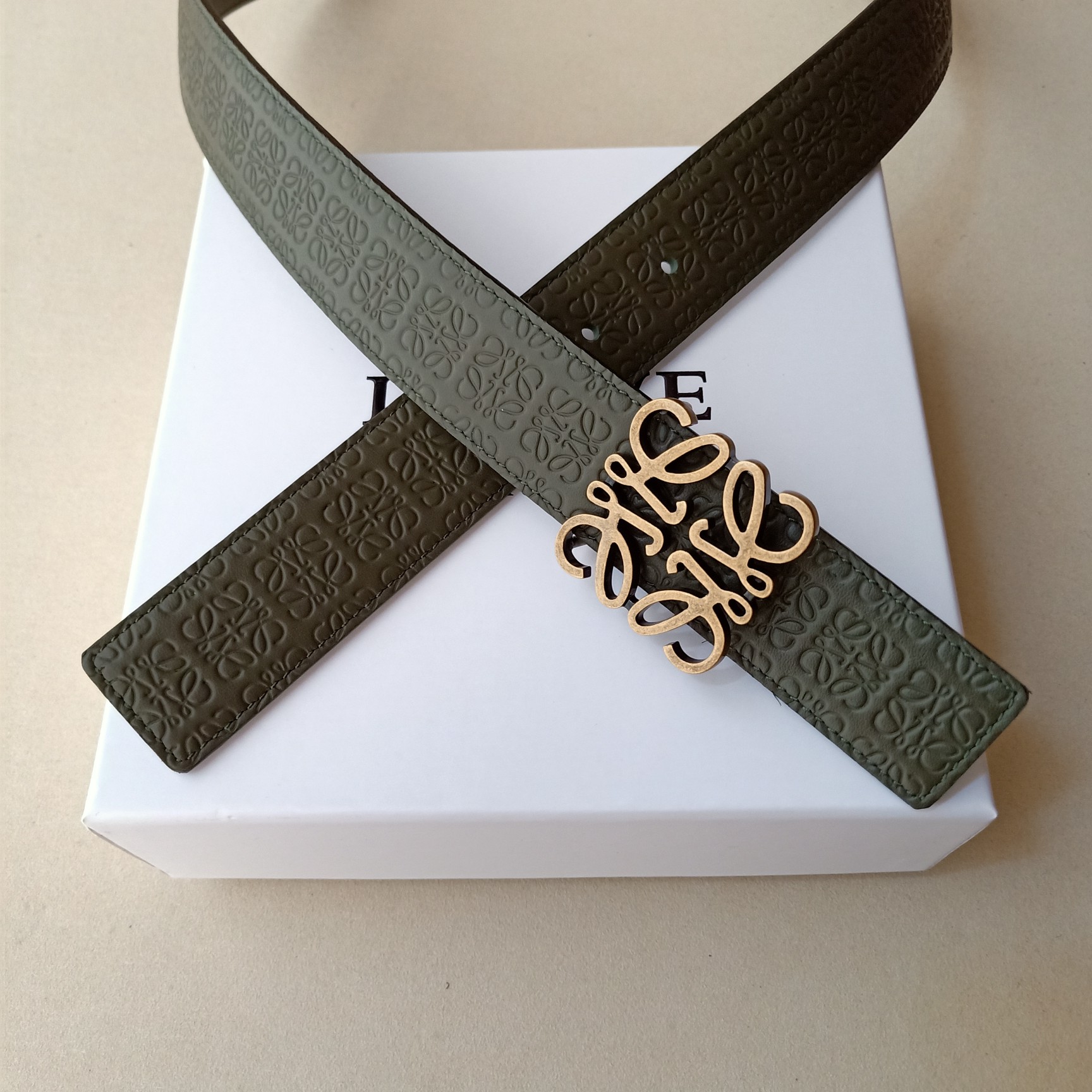 “Loewe: Crafting Practical and Unique Fashion with Excellence and Quality Materials” - 图片 5