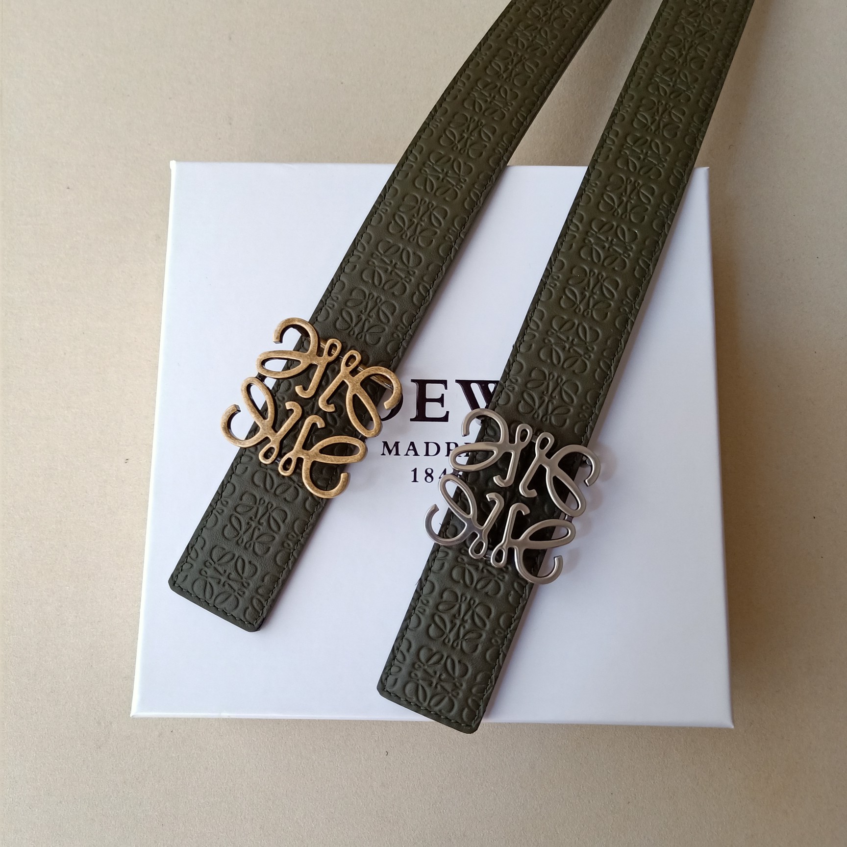 “Loewe: Crafting Practical and Unique Fashion with Excellence and Quality Materials” - 图片 8