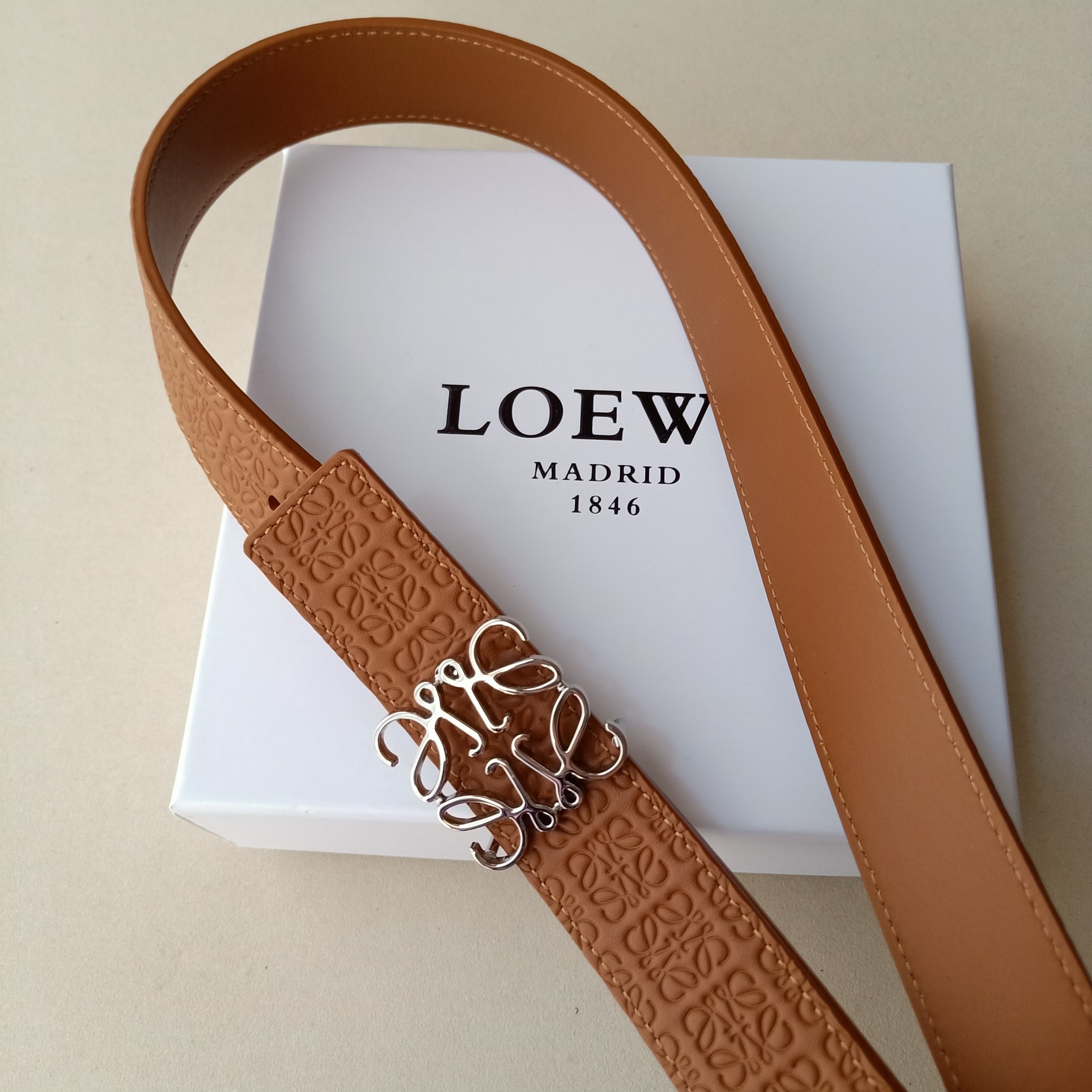 “Loewe: Creating Practical and Unique Fashion with Excellence and Quality Materials” - 图片 2