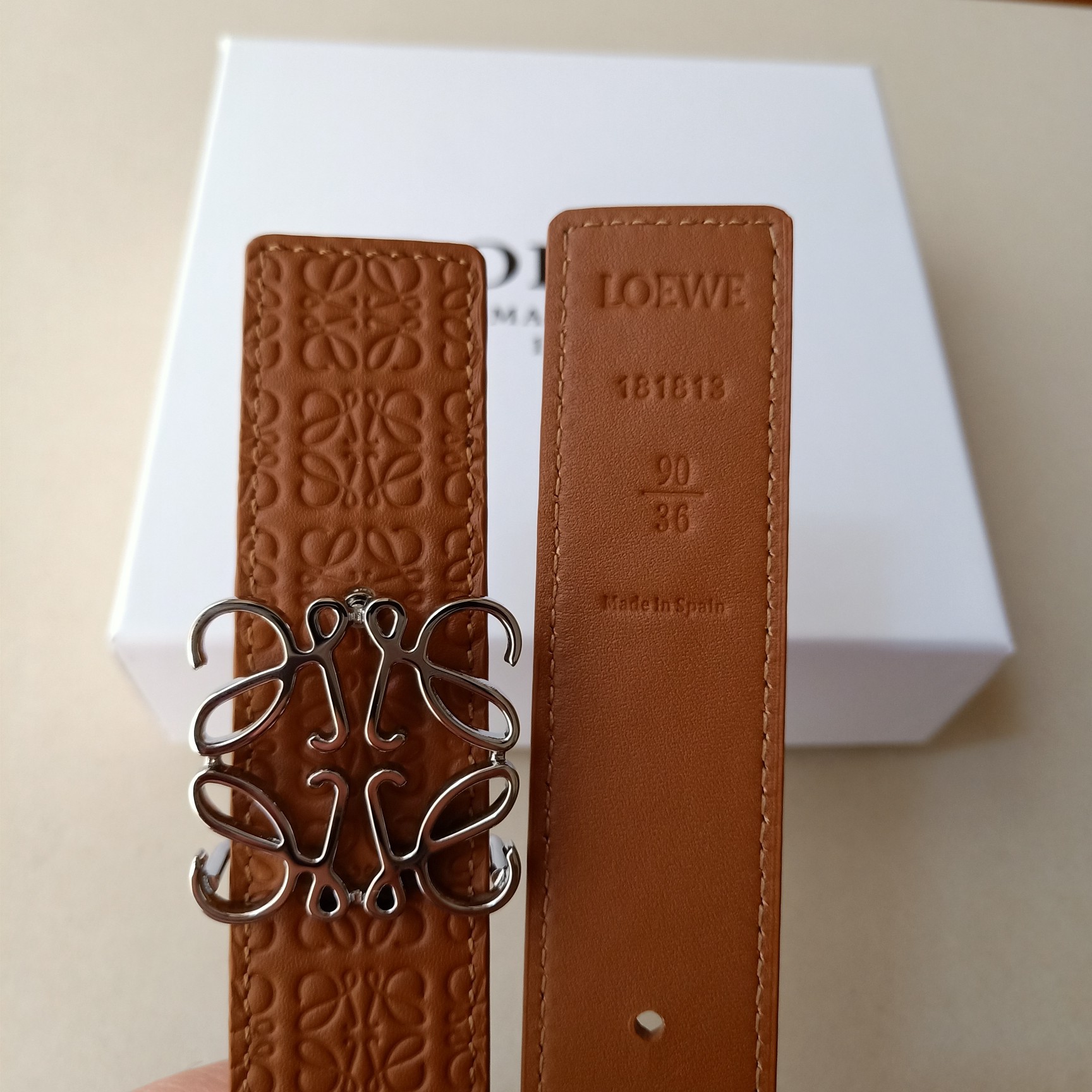 “Loewe: Creating Practical and Unique Fashion with Excellence and Quality Materials” - 图片 3