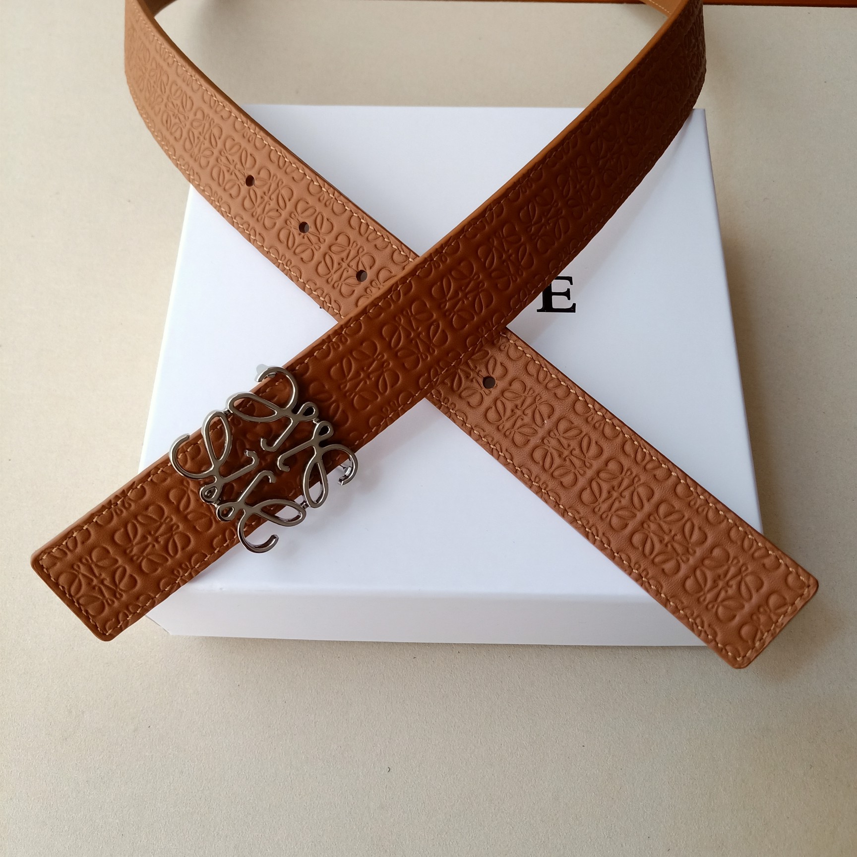 “Loewe: Creating Practical and Unique Fashion with Excellence and Quality Materials” - 图片 5