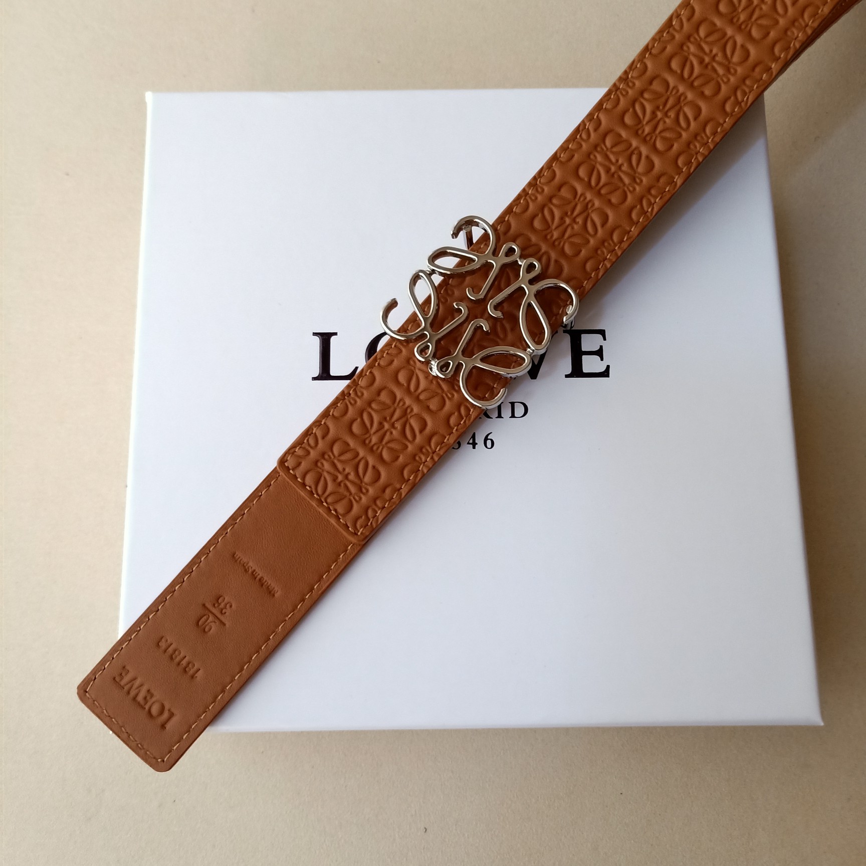 “Loewe: Creating Practical and Unique Fashion with Excellence and Quality Materials” - 图片 6