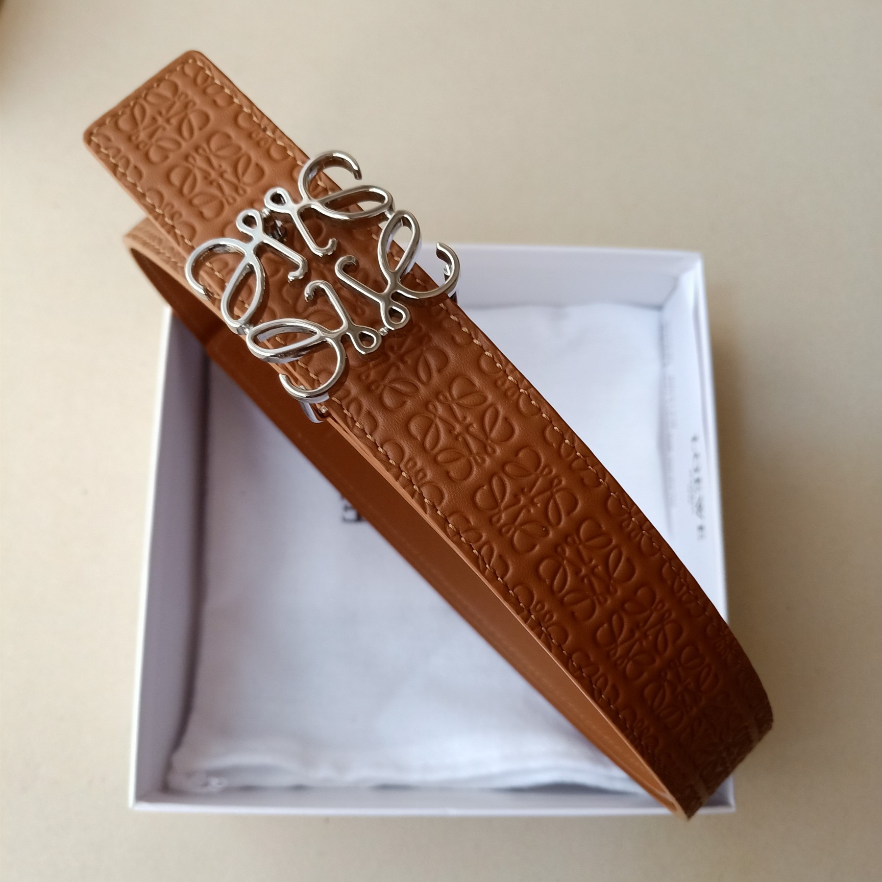 “Loewe: Creating Practical and Unique Fashion with Excellence and Quality Materials” - 图片 7