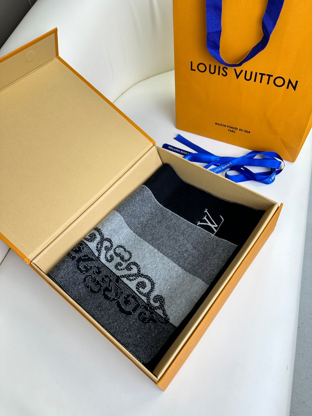 LV 2023经典格纹提花 高端男士围巾