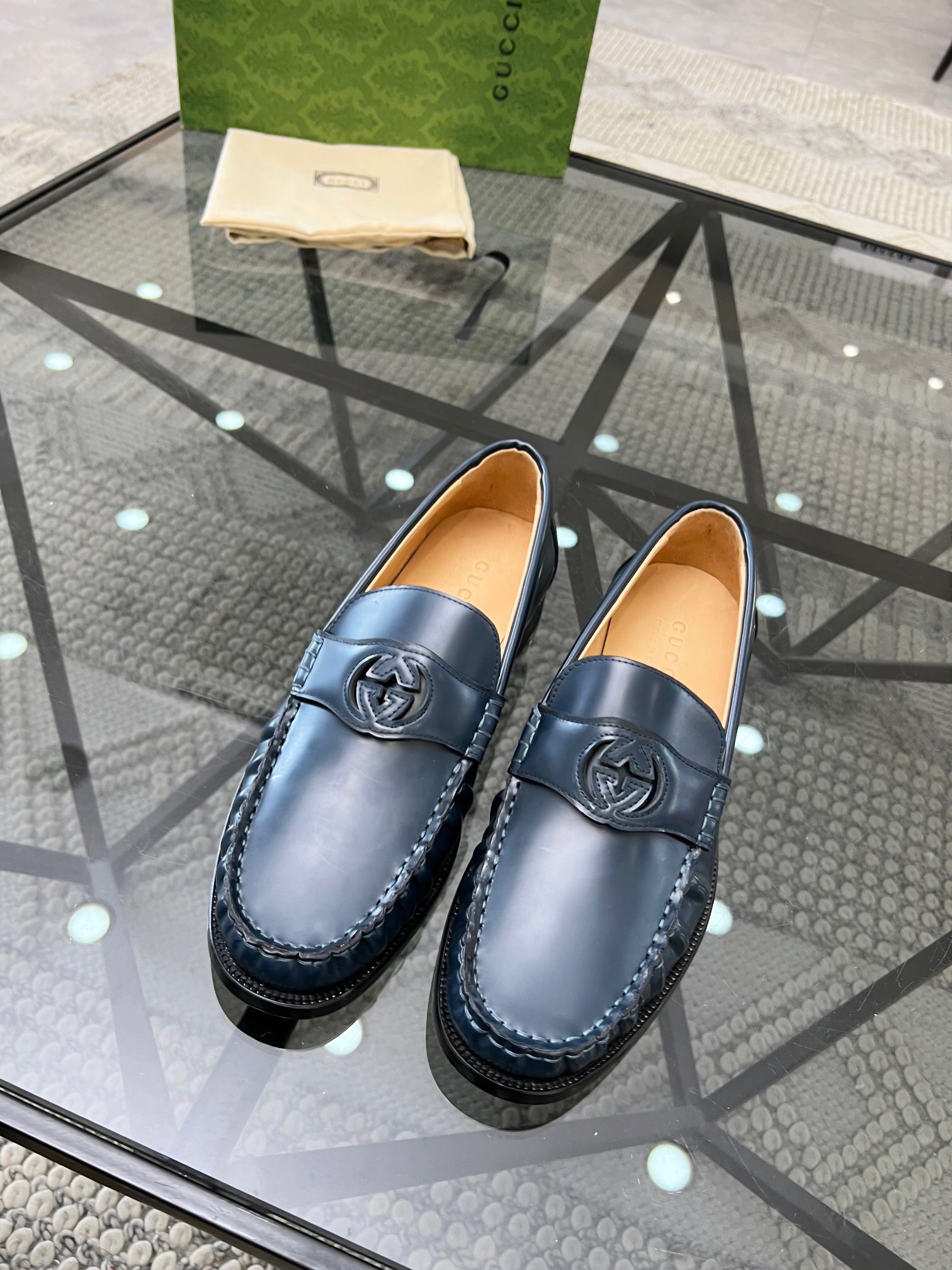 NO:216518,Brand G U C C I color original color matching Number 39-44 Customized 38.45.46 Price Material Guqi new style Business formal leather shoes!  Quality, please see the details, classic simple design, pure Goodyear hand-crafted and rigorous fine upper cowhide with original fabric to create a fashionable headline cowhide inner high-end customization (general leather sole) high quality, worth owning, Guqi leather shoes, cowhide, Leather soles19860909品牌G U C C I 颜色原版配色 码数39-44定做38.45.46 价格 材质古奇新款 商务正装皮鞋！质量请看细节经典简约设计纯固特异手工严谨精细鞋面牛皮搭配原版布面制作打造出时尚头条牛皮内里高端定制（真皮大底）高品质 值得拥有,古奇 皮鞋,cowhide,Leather soles,Men's shoes