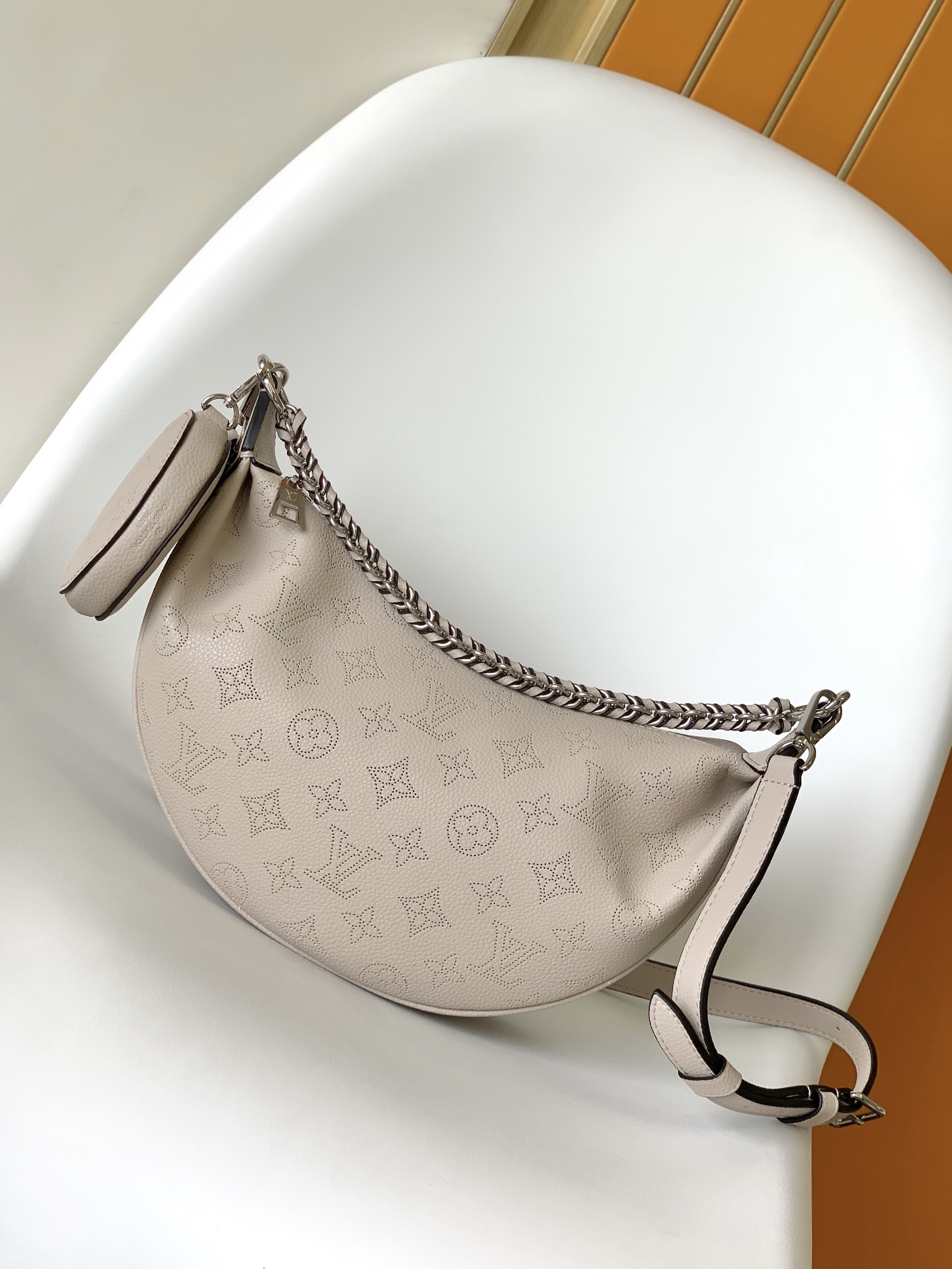 Louis Vuitton Baia Pequeña Bandolera en Piel Mahina Perforada - Elegante y Compacta