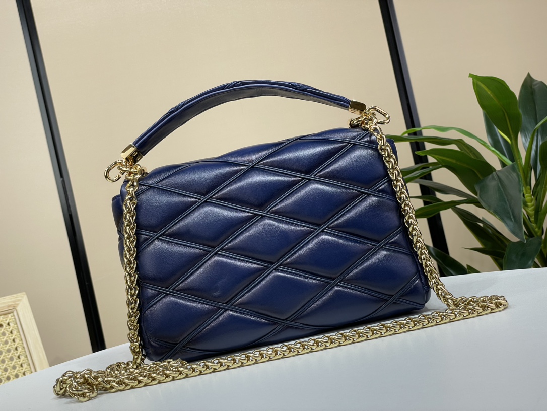 Louis Vuitton LV23 purchasing agent special offer for inspection! GO-14 Twist medium handbag] m22890 23569 midnight blue (diamond)