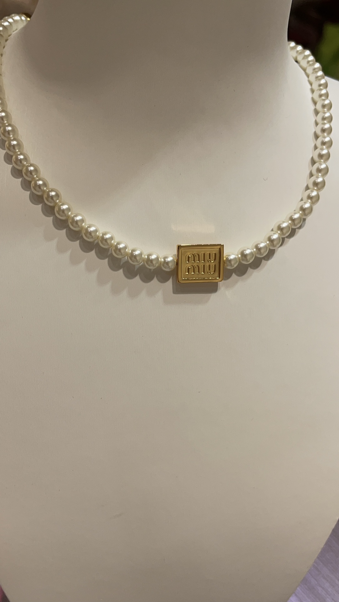 NO:631685,88250, arrived today. The new alphabet gold square small pearl necklace. The alphabet square small pearl is perfect for daily wear. Girlishness and nobility coexist. The pull-out design can easily adjust the length. Super convenient. Z version customization. Brass material. Customized pearls. Necklace with packaging box, necklace, Cartier high-end jewelry.1986090988250,今日到货 新款字母金色方牌小珍珠项链 字母方牌小珍珠 太适合日常佩戴啦 少女心与贵气感并存 抽拉式设计轻松调节长度 超级方便 z版定制 黄铜材质 定制珍珠 项链带包装盒,,necklace,卡迪亚高端饰品,Jewelry