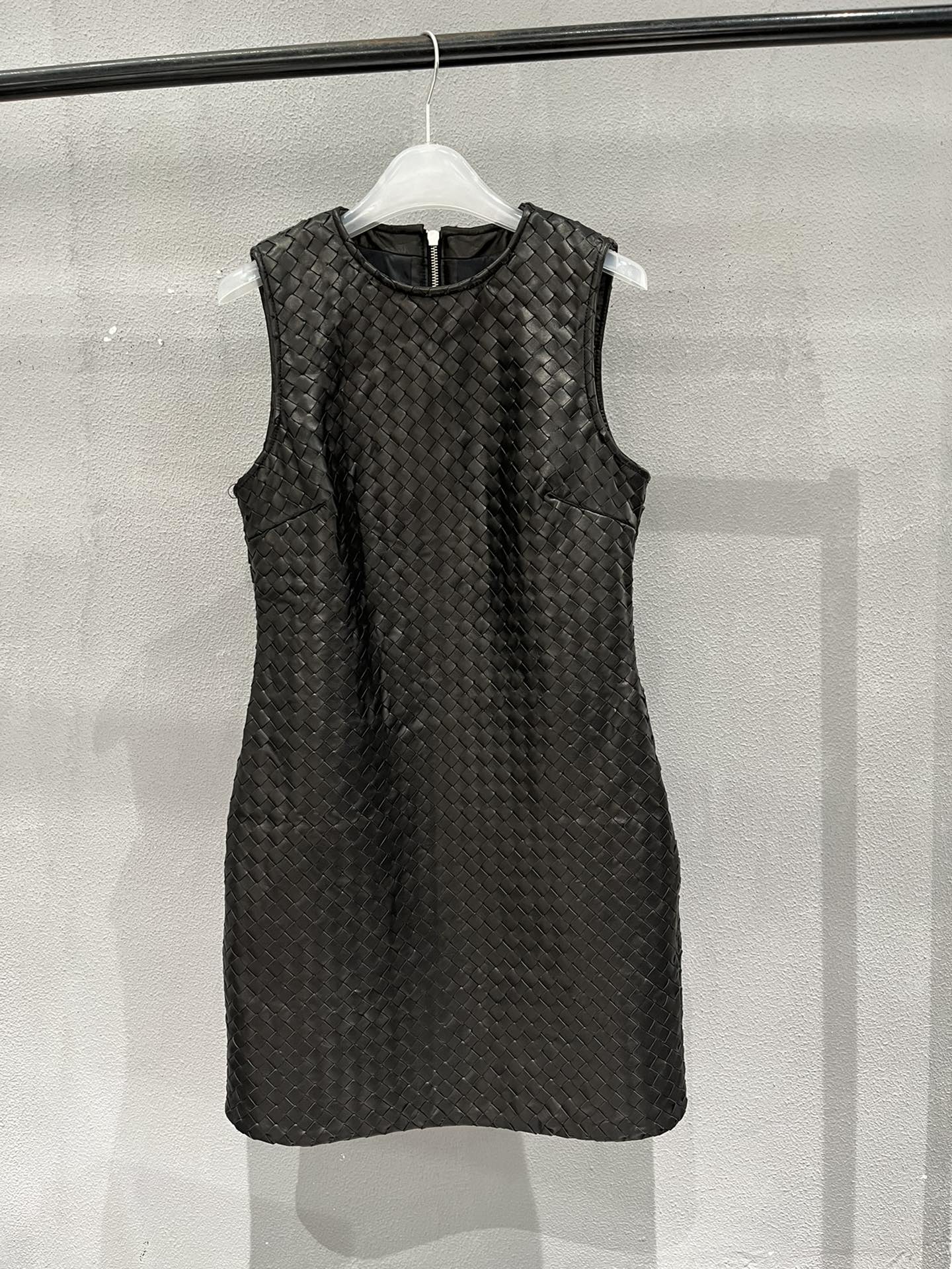 NO:742605,Bv pure finished woven dress, only with cowhide, stronger flexibility, not easy to break. Waist slim fit, very flattering, size S-19860909Bv纯收工编织连衣裙,才有牛皮,柔韧性更强,不易断裂.收腰修身版型,非常显身材,S- Xl码,葆蝶家-服装,bottega veneta,bottega veneta,skirts,cowhide,,Women's clothing