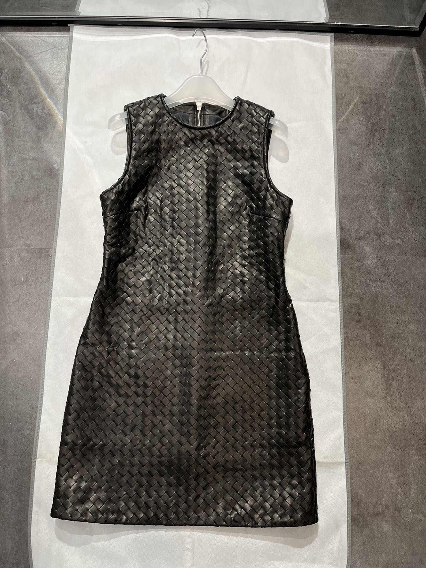 NO:742609,, Purely hand-woven, hand-made one by one, very time-consuming, no rush orders. The genuine leather is very textured, and the upper body is soft and comfortable., Bottega Veneta - Clothing, Bottega Veneta,19860909,纯手工编织,一条条人工穿的,非常耗时,不接急单.真皮非常有质感,上身柔软舒服.,葆蝶家-服装,bottega veneta,,Women's clothing