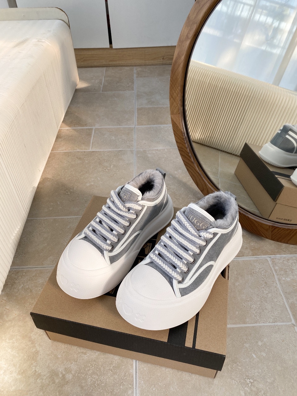 NO:560543,UGG/leisure sports wind and snow boots, cowhide fabric, edging stitching process/increased thick-soled shoes, more natural wool lining, warmer in winter, the most popular wide-head version, shell-toe wear-resistant anti-slip rubber sole. Suitable for any dressing scene, the color matching is very good, generous and shows the trend. Australian UGG colors black, maroon sand, smoke gray  Size 35～40 (standard size), casual shoes/sports shoes, boots, sneakers, cowhide19860909UGG/休闲运动风雪地靴  牛皮面料,镶边车线工艺/内增高厚底鞋,更显身材原生羊毛内里,冬天暖暖的过,当下最流行的宽头版型,贝壳头耐磨防滑橡胶鞋底.适合任何穿搭场景,颜色搭配非常好,大方又彰显潮流澳洲UGG 颜色黑色 栗色沙色 烟雨灰 码数35～40（标准码）,休闲鞋/运动鞋,boots,sneakers,cowhide,Women's Shoes