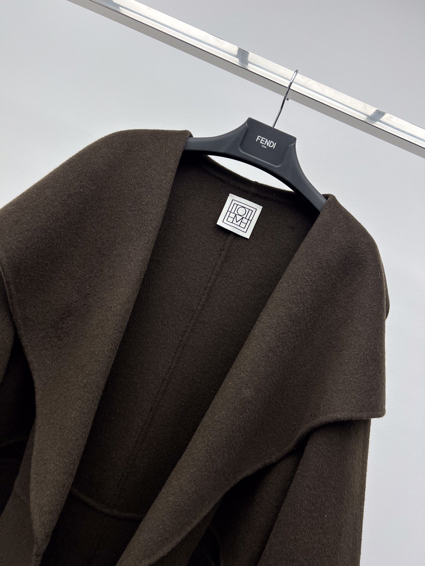 TOTEM*翻领大衣最新巧克力色经典Annecy大衣选用100%羊毛面料材质打造华美细腻的质感手工缝制而
