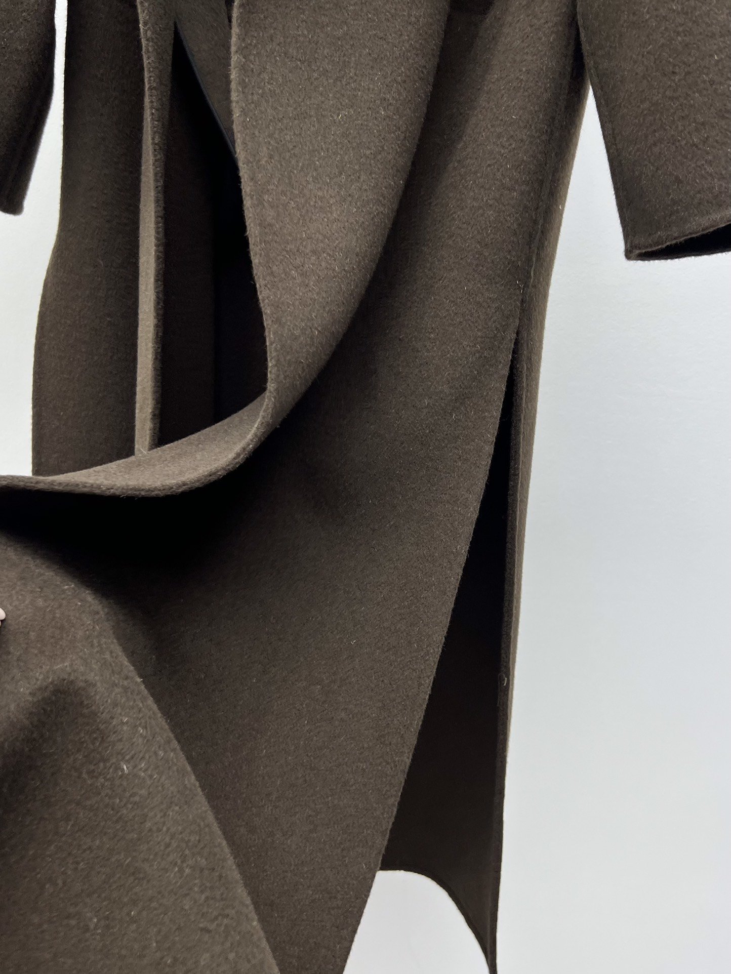 TOTEM*翻领大衣最新巧克力色经典Annecy大衣选用100%羊毛面料材质打造华美细腻的质感手工缝制而