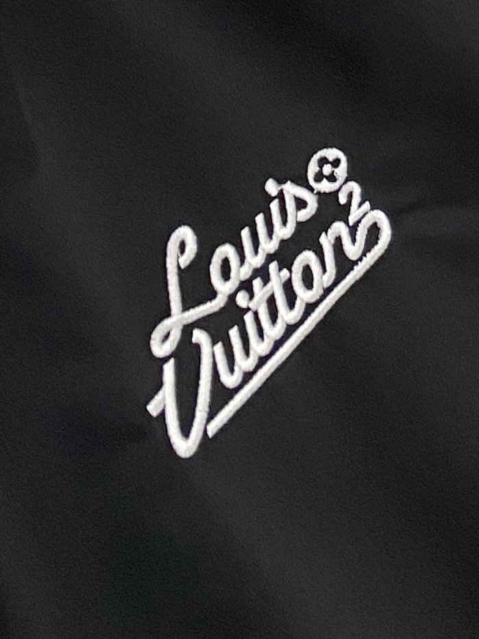 路易威登2023新品夹克外套时尚帅气简约百搭款胸前精致刺绣字母logo定制原版面料不仅挺括保持潮流的廓形