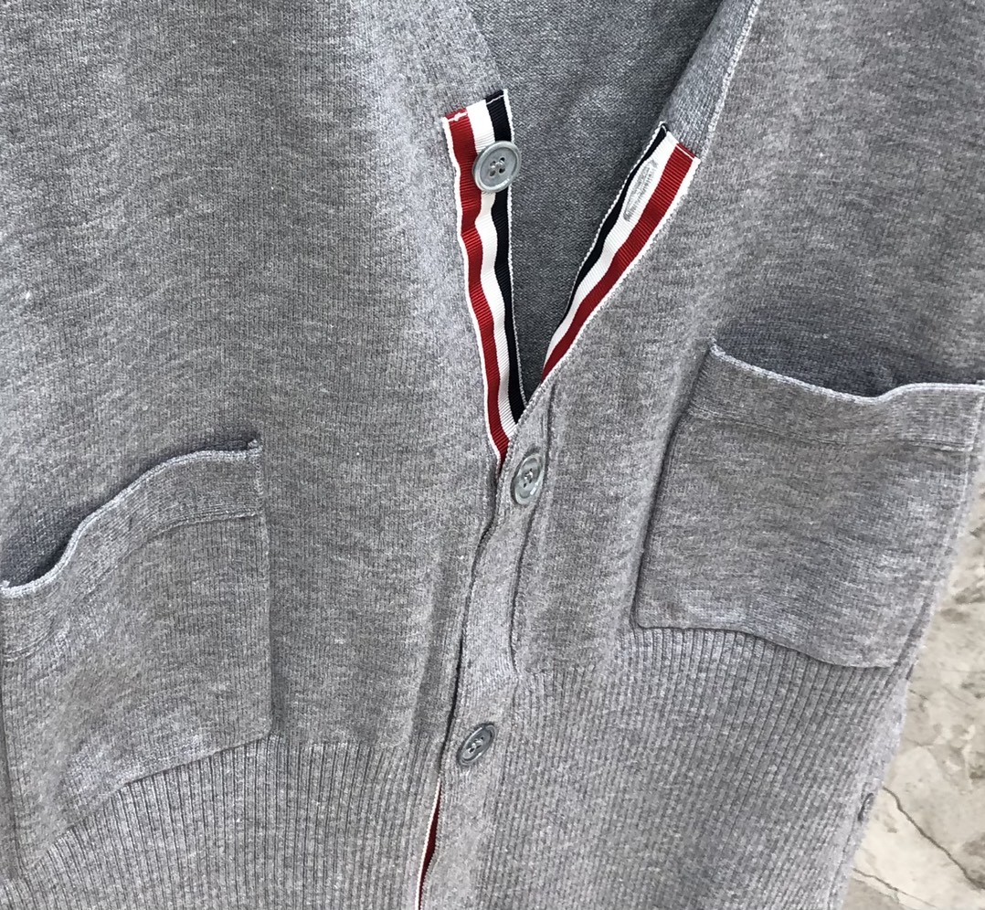 基础四杠V领开衫背心  

码数：1～4  颜色：深灰、浅灰、藏青