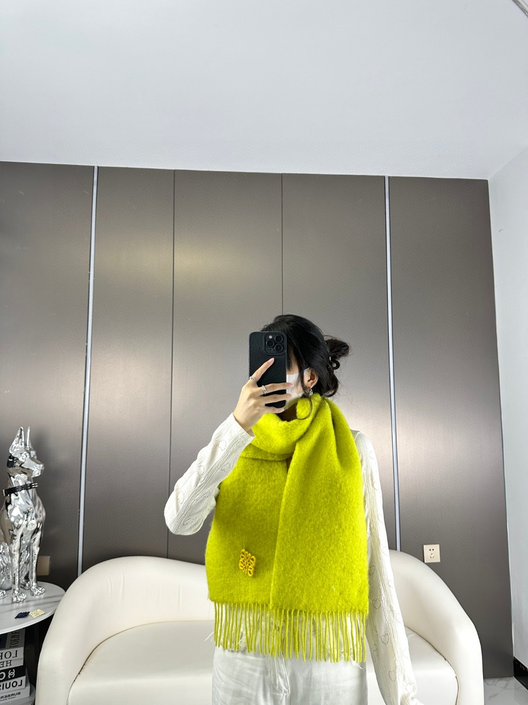 LOEWE 新款马海毛胸针围巾