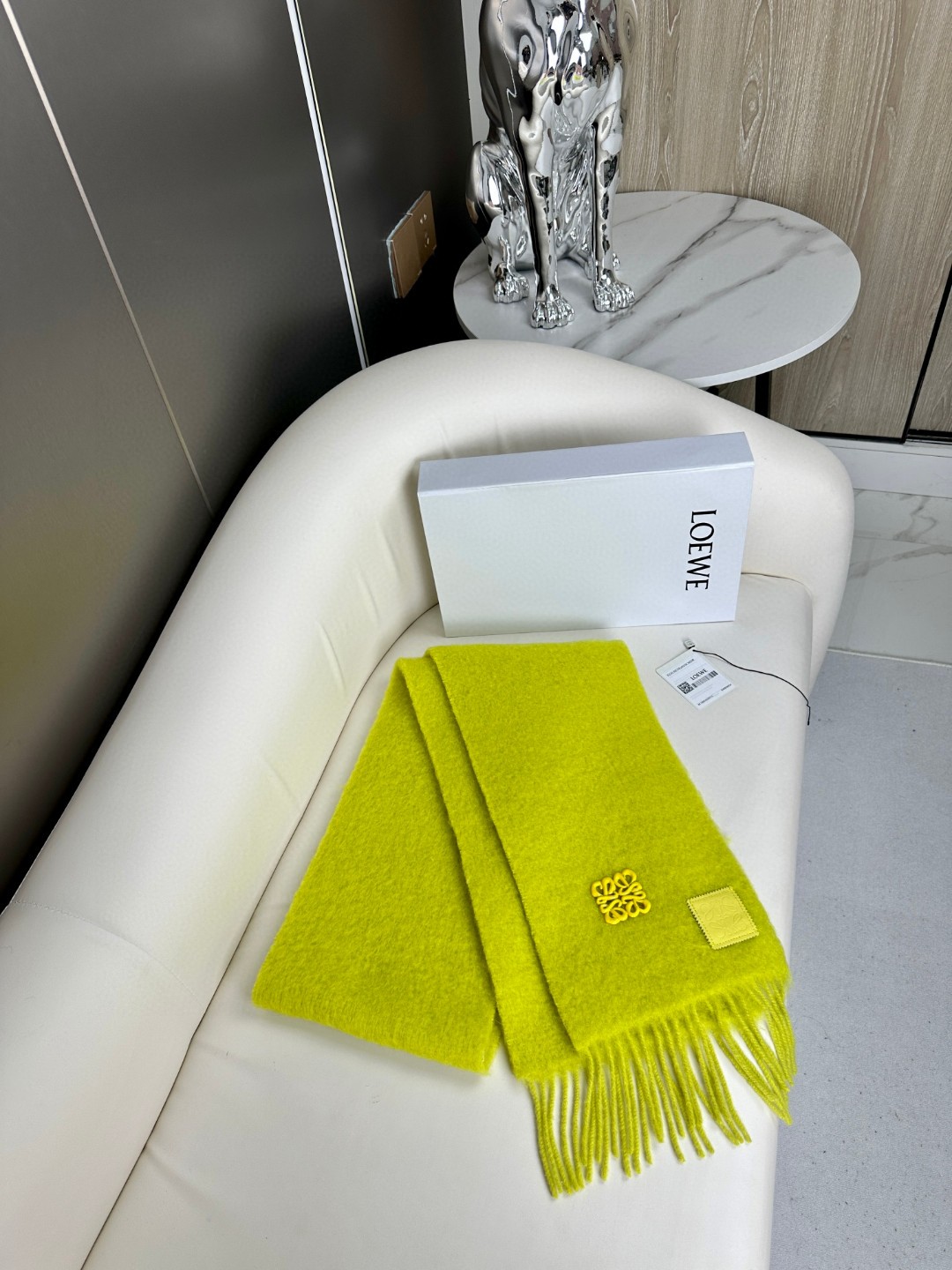 LOEWE 新款马海毛胸针围巾
