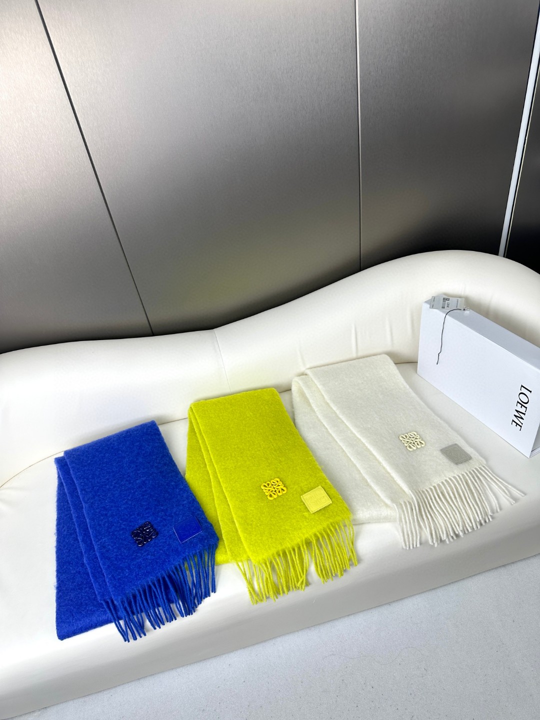 LOEWE 新款马海毛胸针围巾